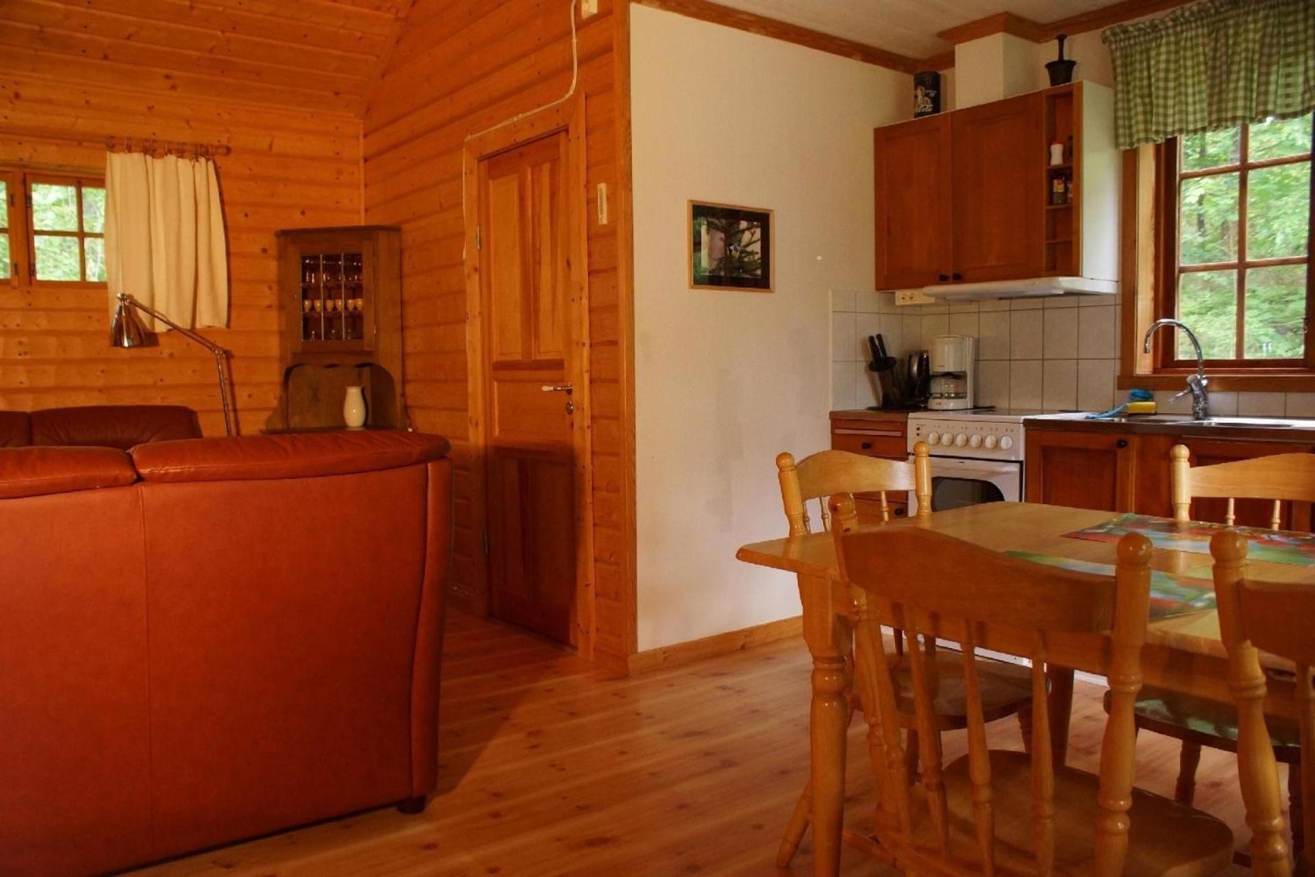Gemütliches Holzhaus mit Boot