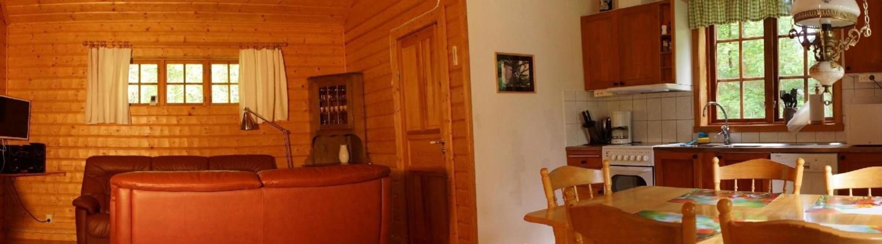 Gemütliches Holzhaus mit Boot