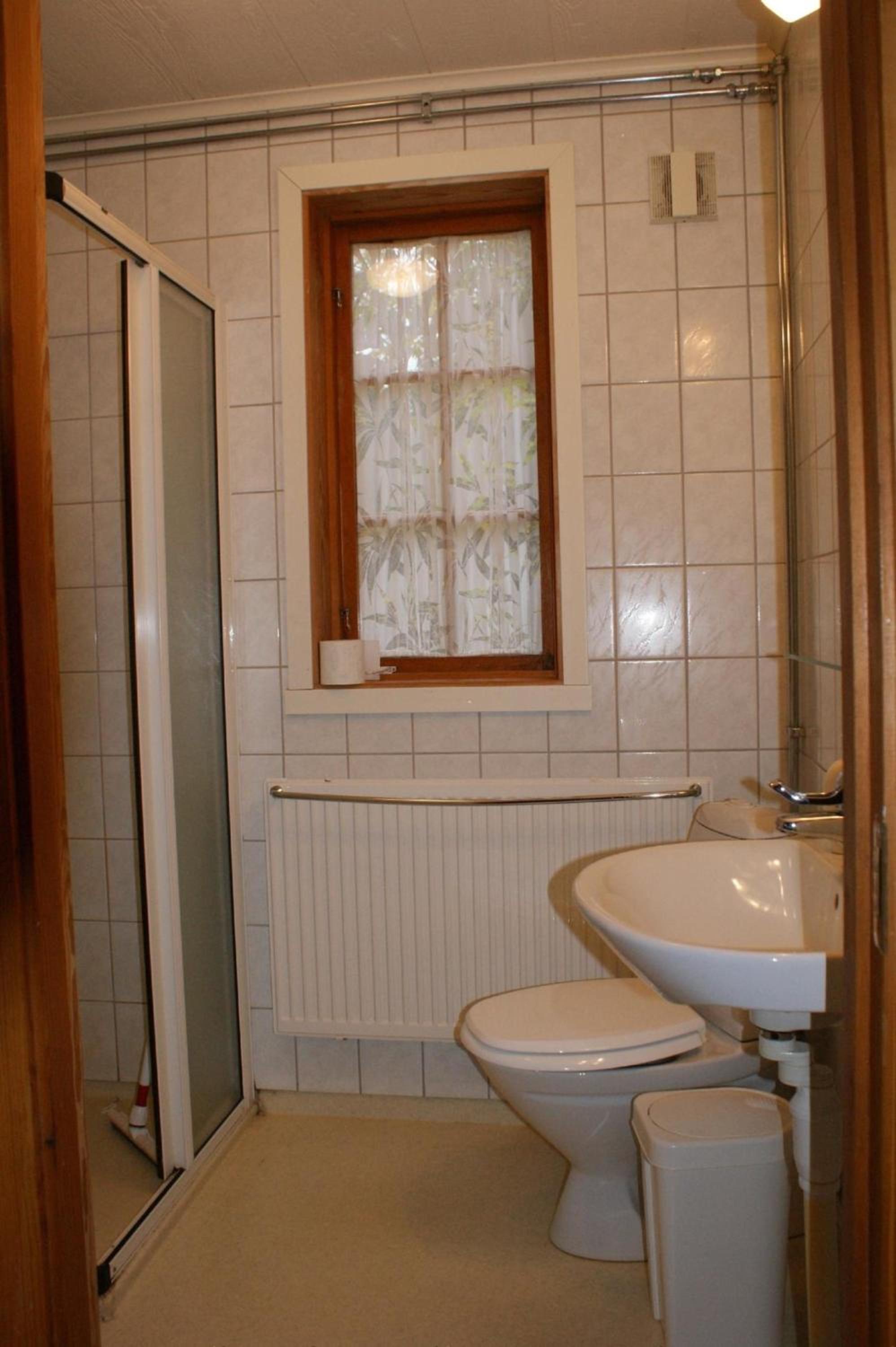 Gemütliches Holzhaus mit Boot