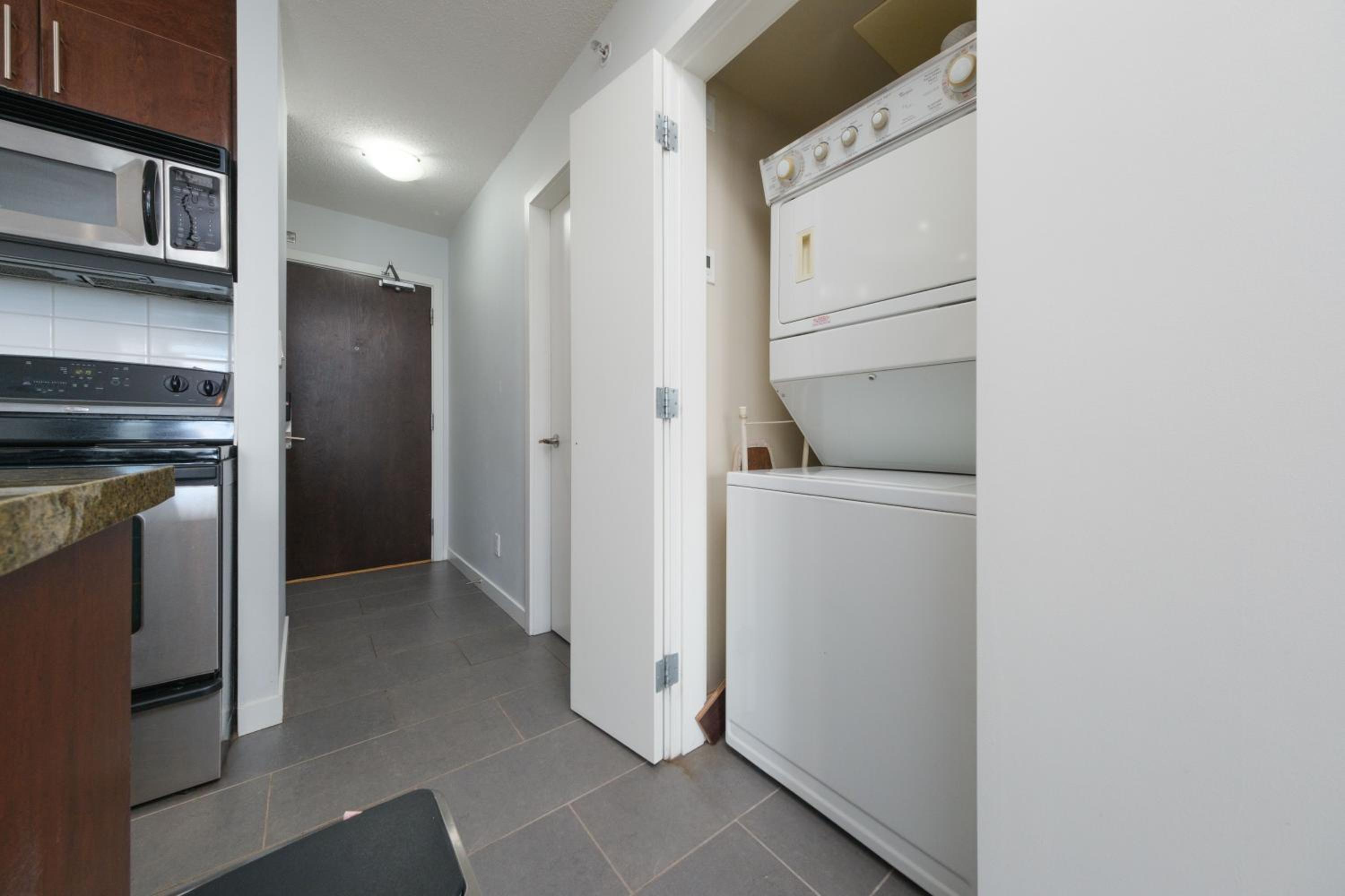 Central 1-Bedroom Apartment with Pool, Jacuzzi & Sauna