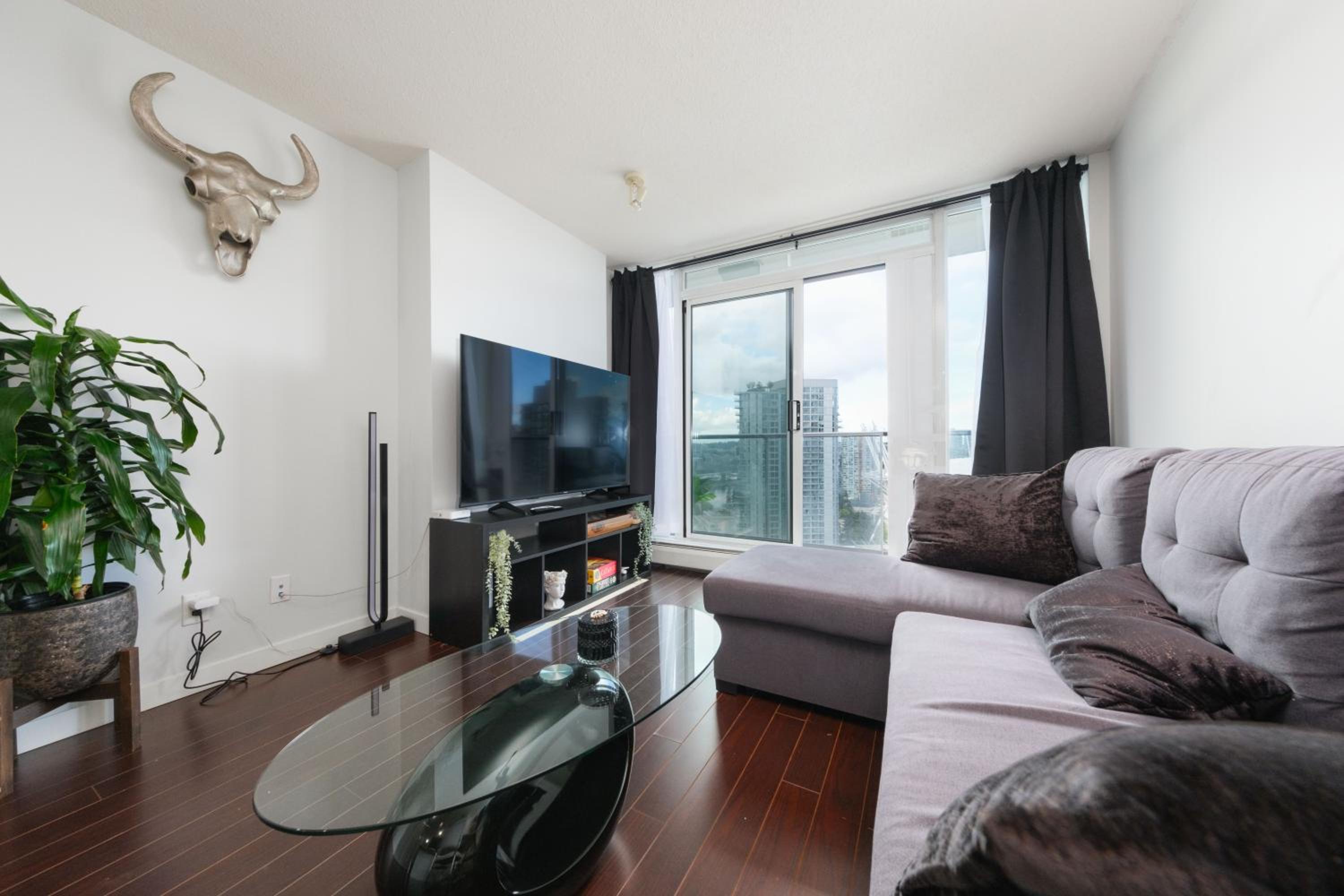 Central 1-Bedroom Apartment with Pool, Jacuzzi & Sauna