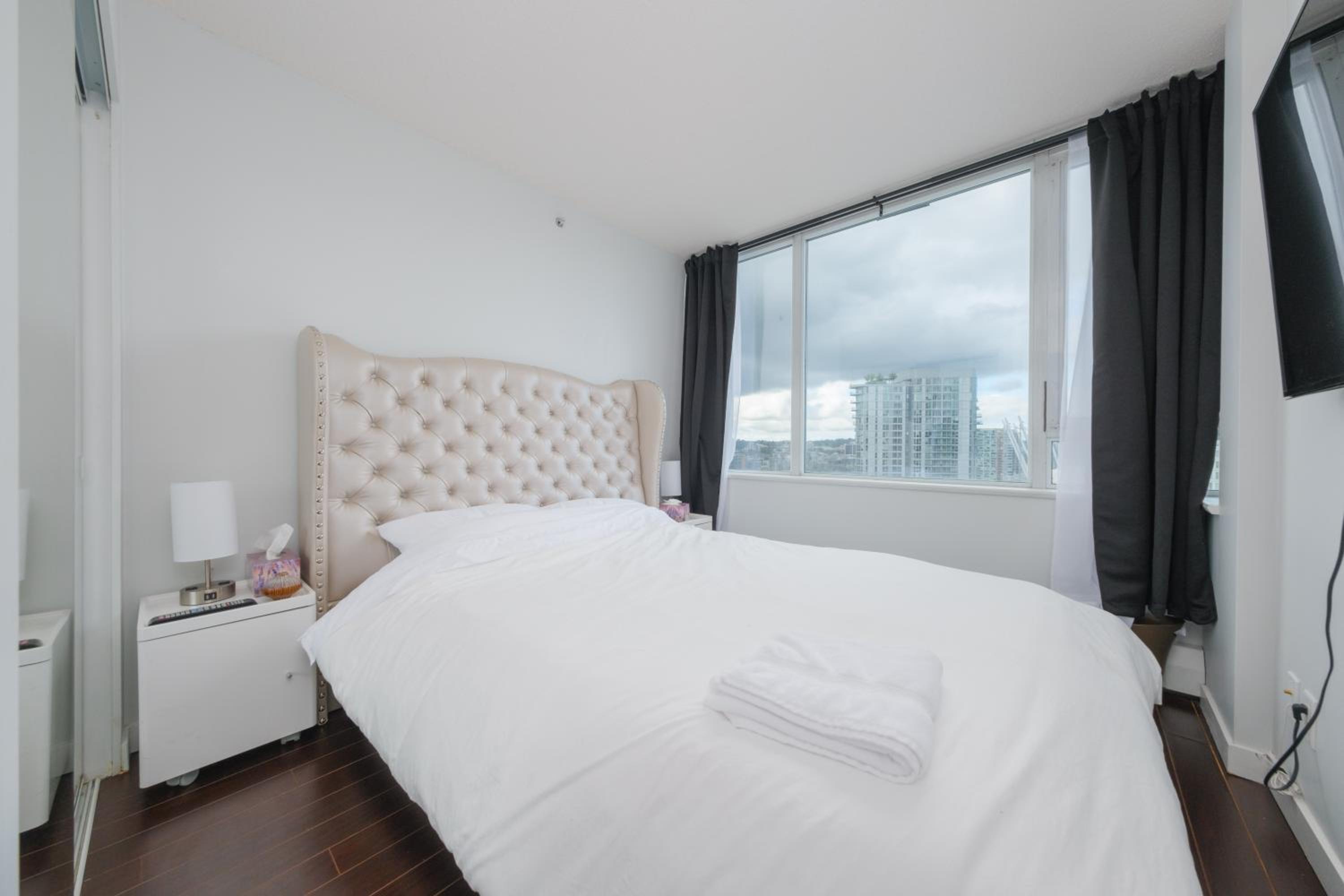 Central 1-Bedroom Apartment with Pool, Jacuzzi & Sauna