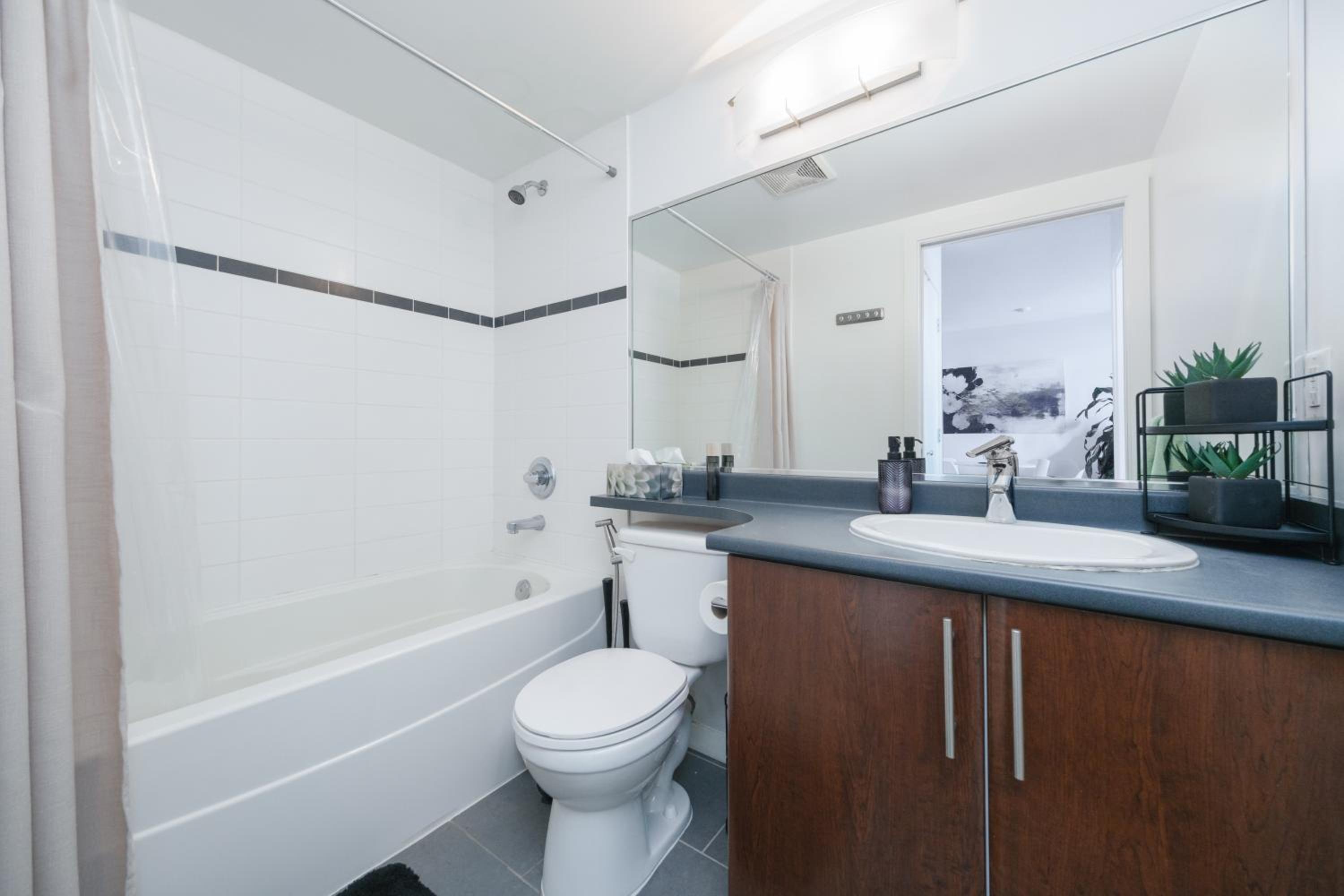 Central 1-Bedroom Apartment with Pool, Jacuzzi & Sauna