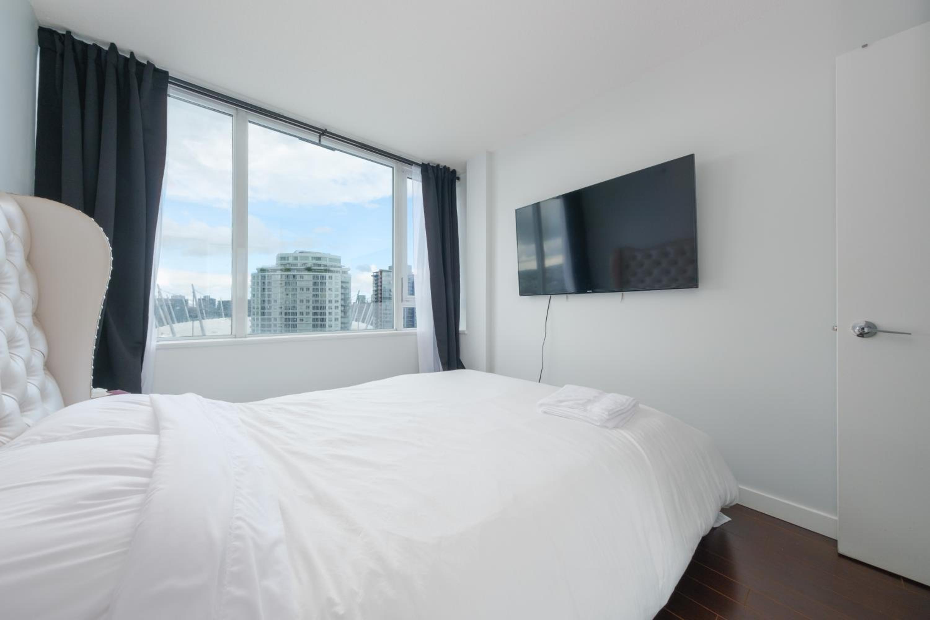 Central 1-Bedroom Apartment with Pool, Jacuzzi & Sauna