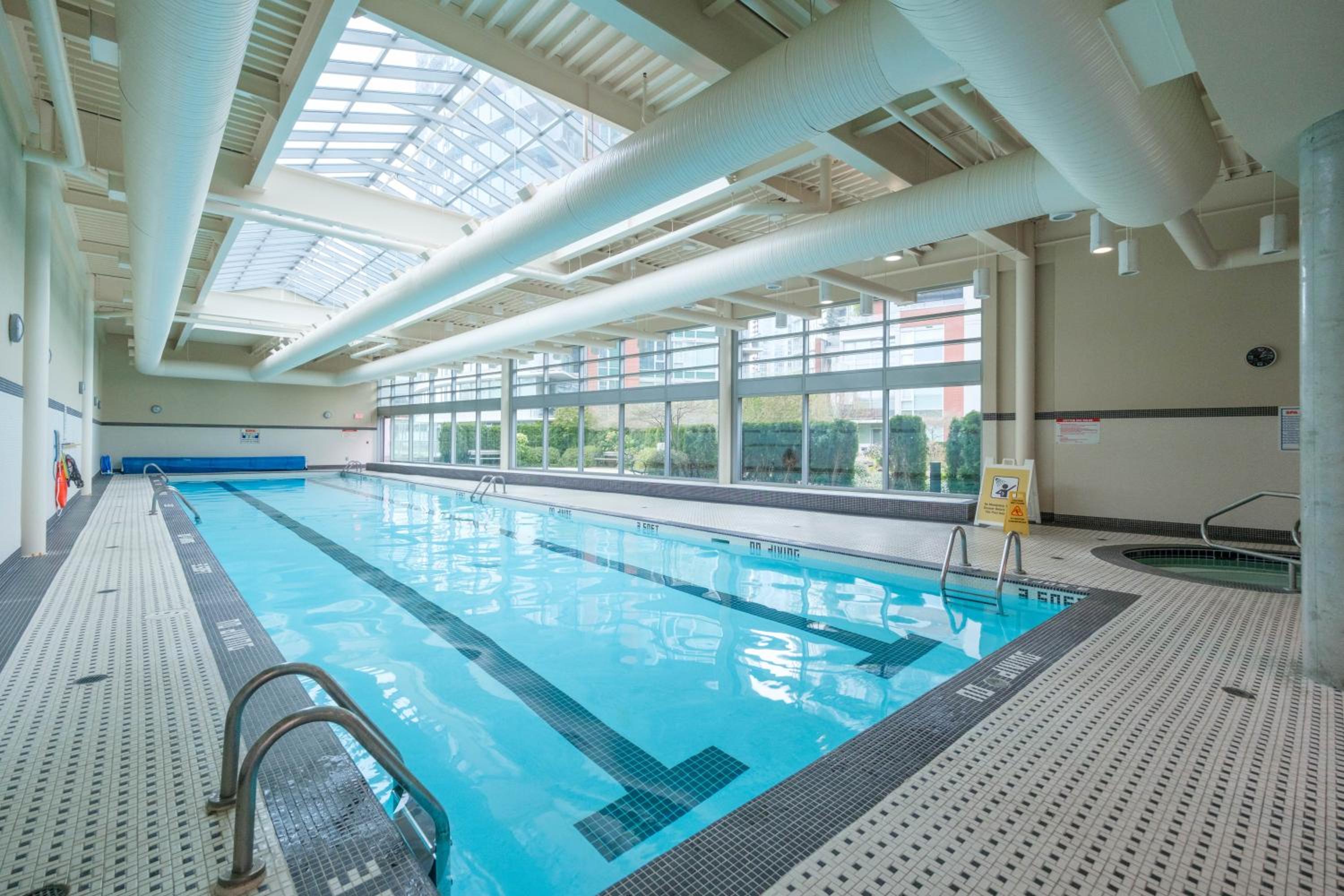Central 1-Bedroom Apartment with Pool, Jacuzzi & Sauna