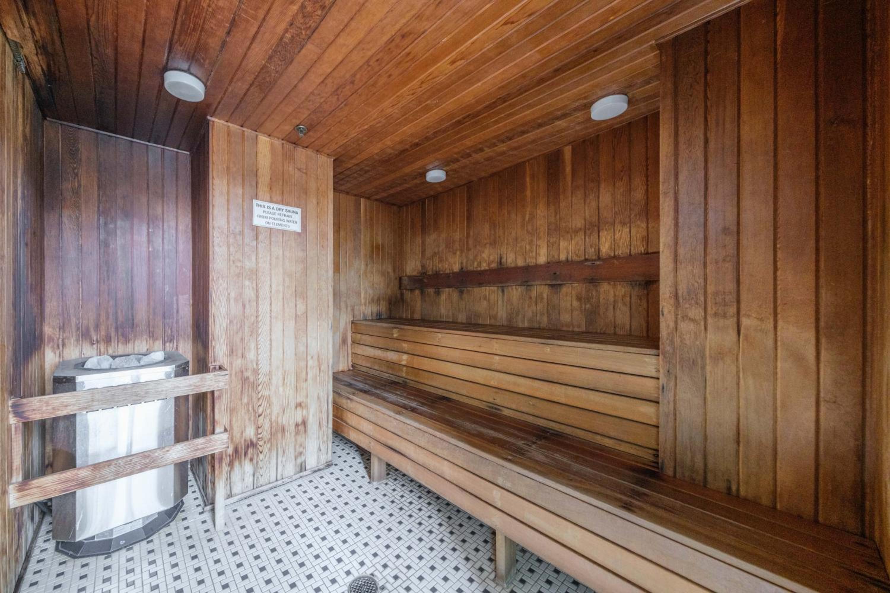 Central 1-Bedroom Apartment with Pool, Jacuzzi & Sauna