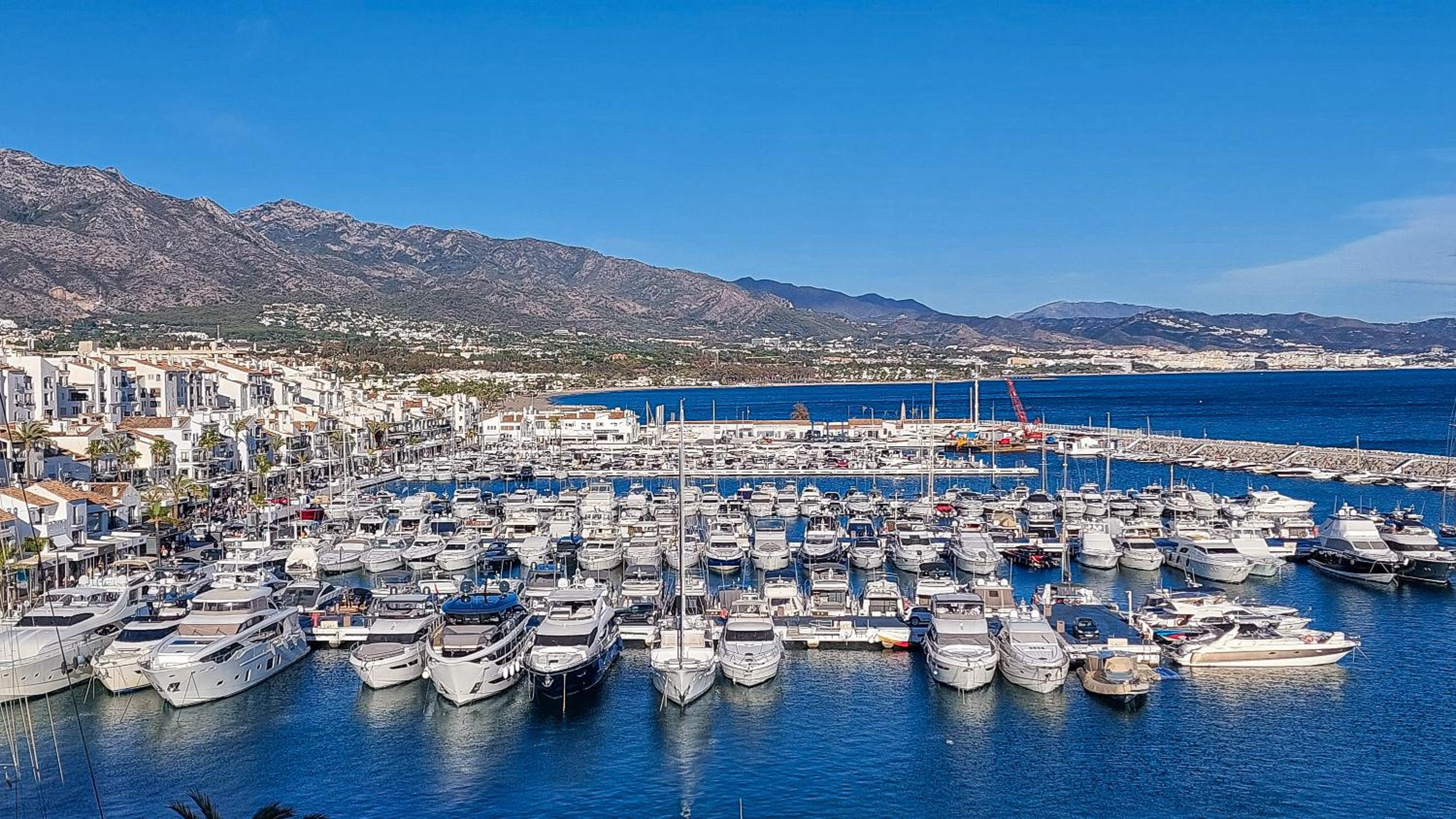 CT 302 - Faro's Puerto Banus Boutique Apartment view 3
