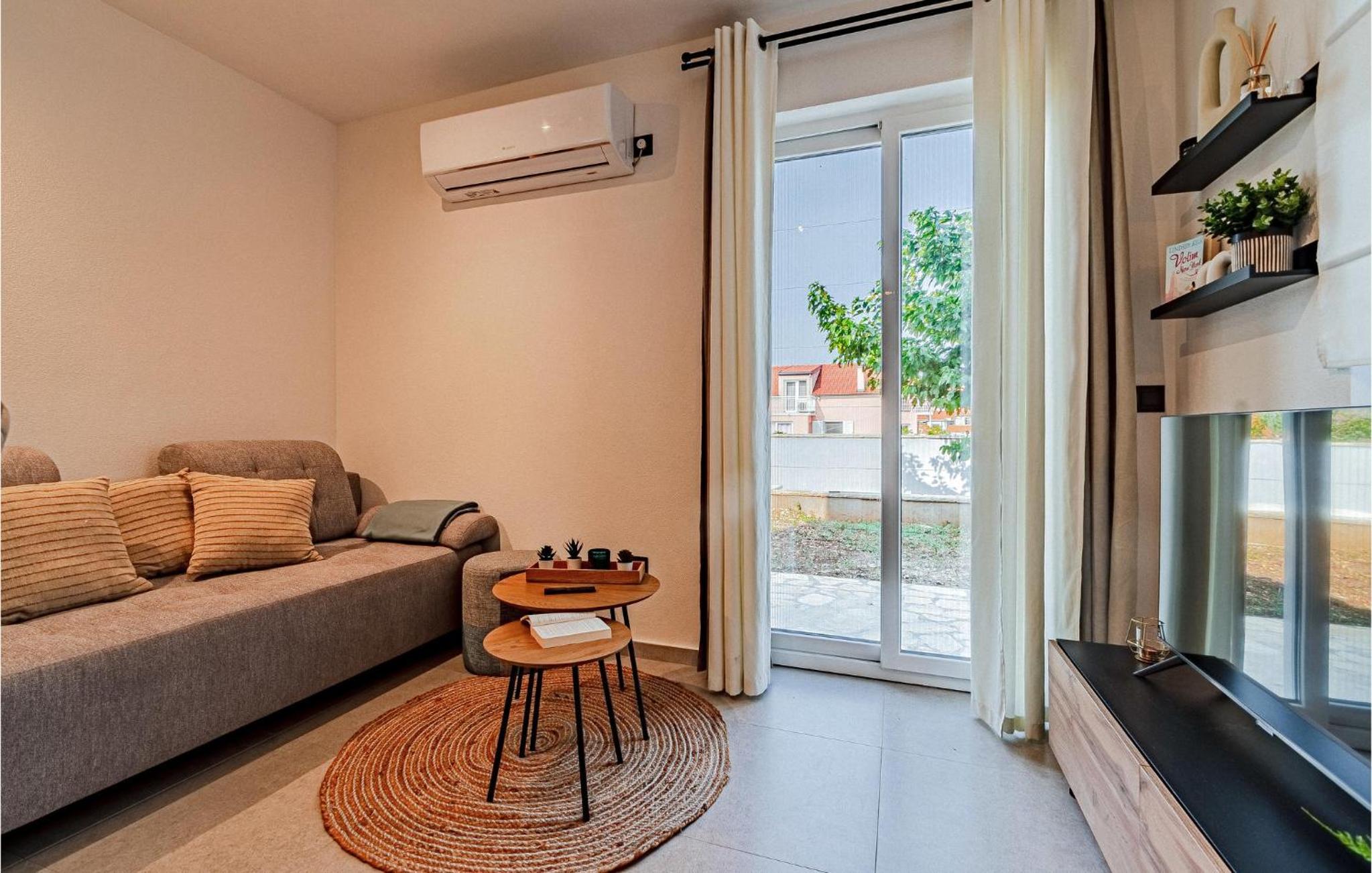 2 Bedroom Lovely Apartment In Blato view 3
