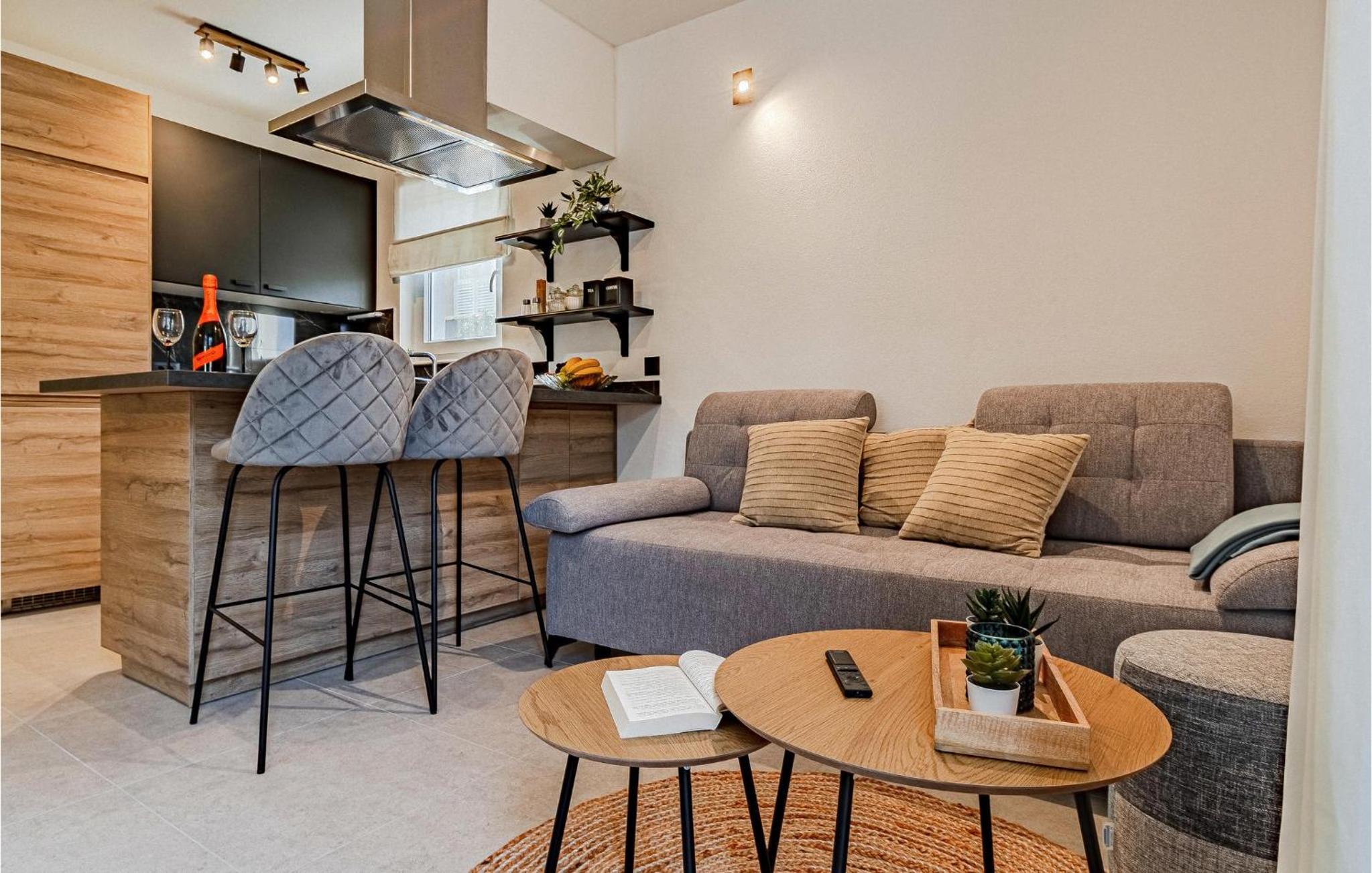 2 Bedroom Lovely Apartment In Blato view 5