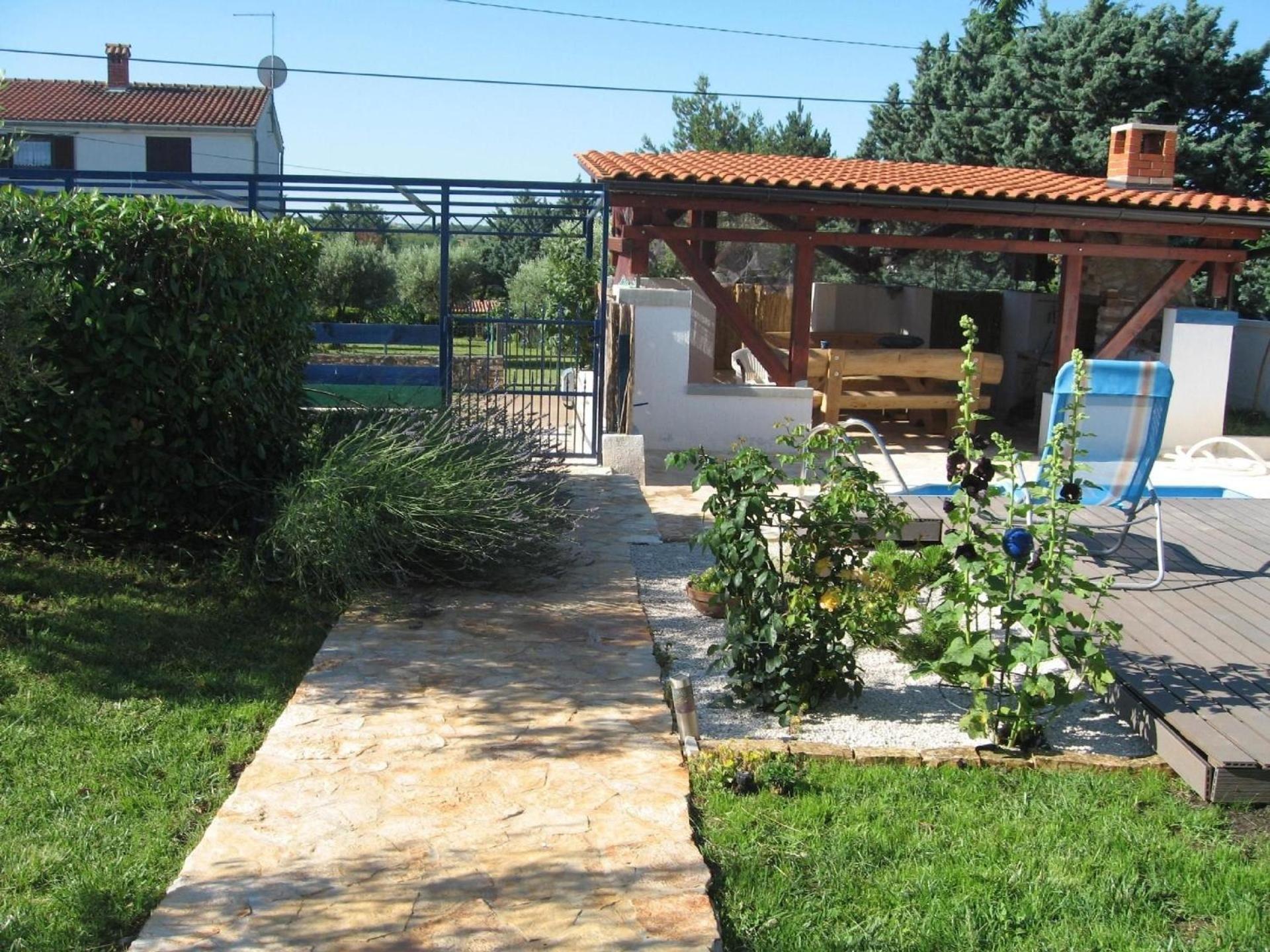 Ferienhaus mit überdachter Terrasse und Pool view 4