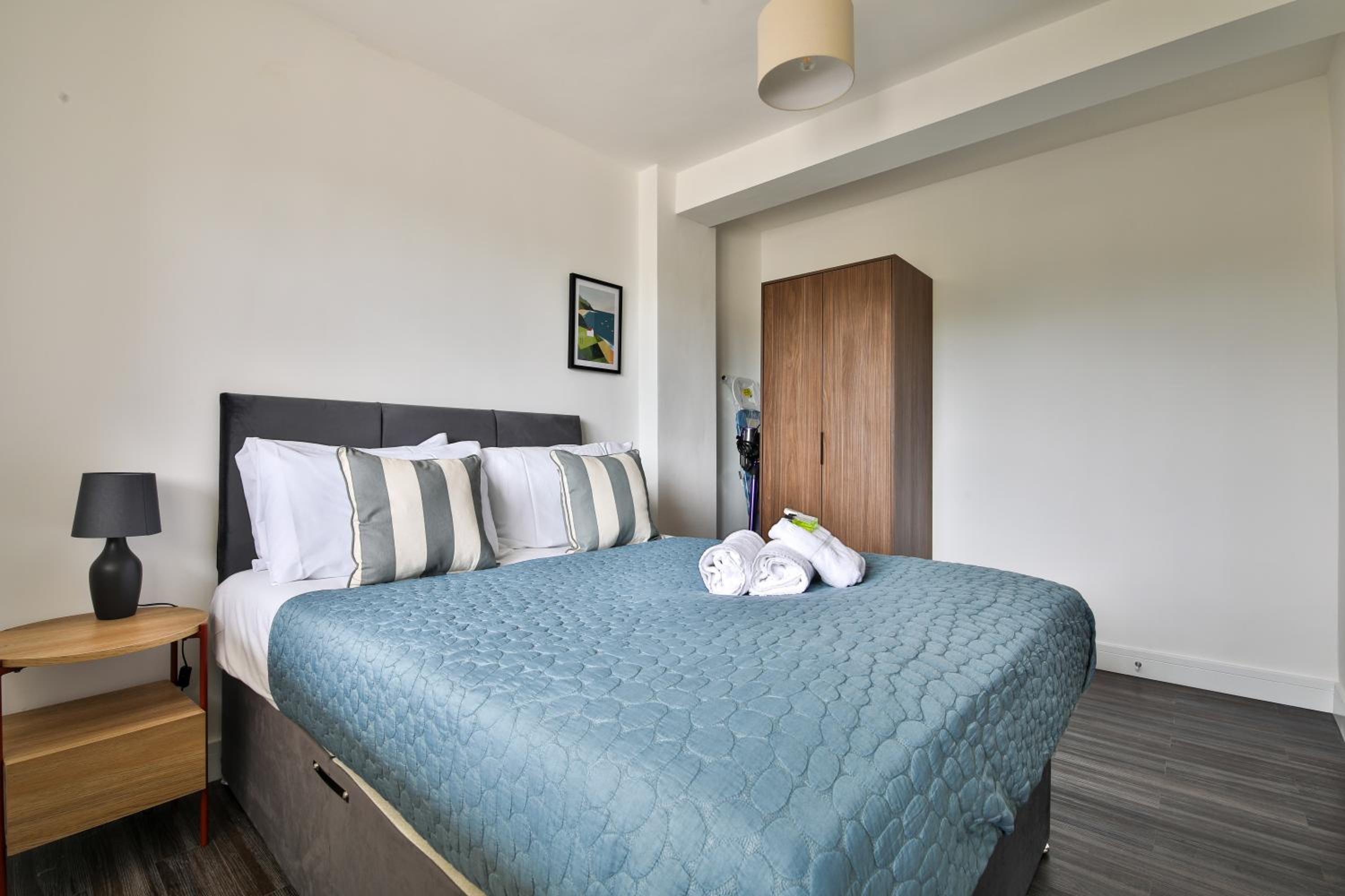 Centrally Located 2Bed Flat With Balcony & Parking view 4