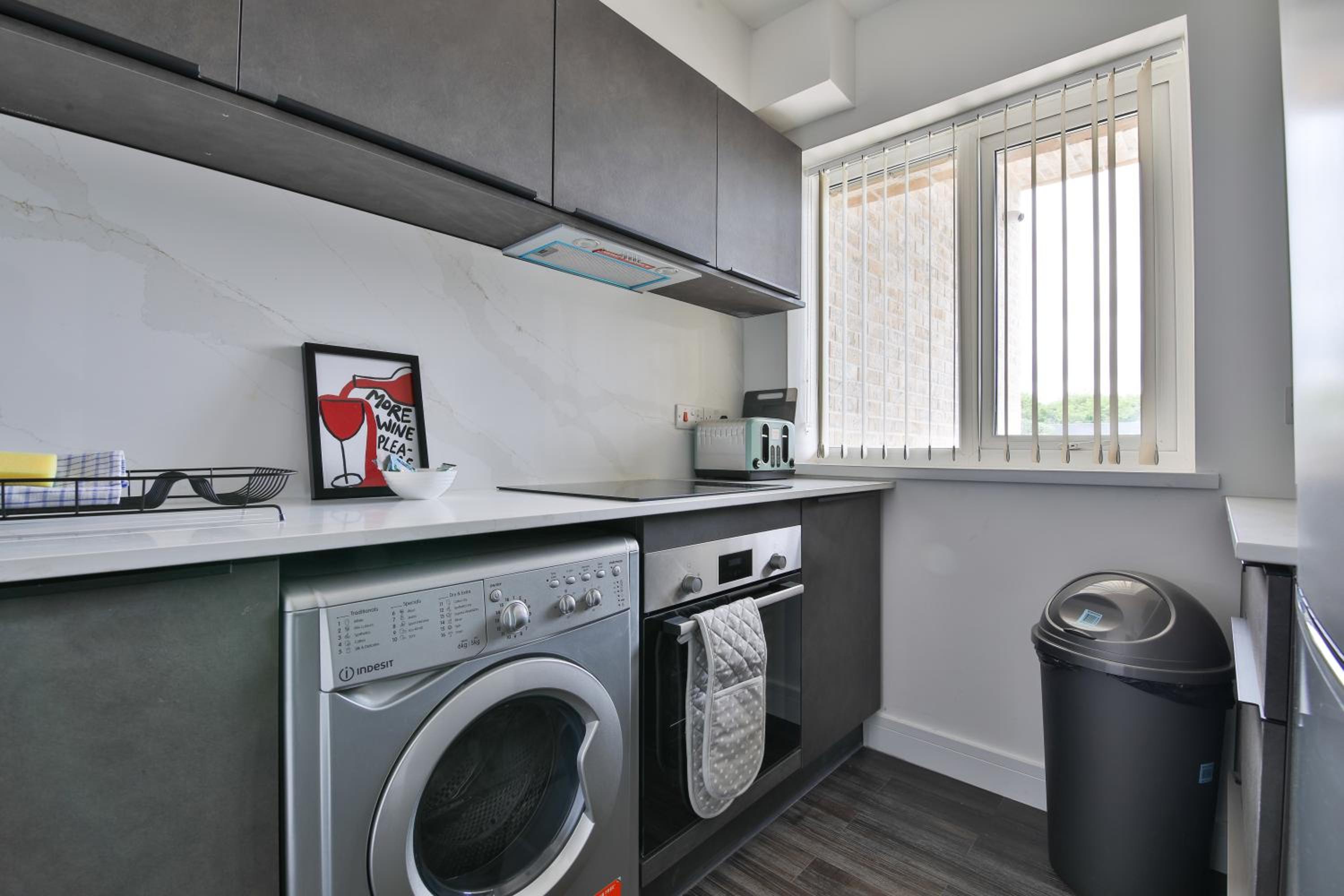 Centrally Located 2Bed Flat With Balcony & Parking view 5