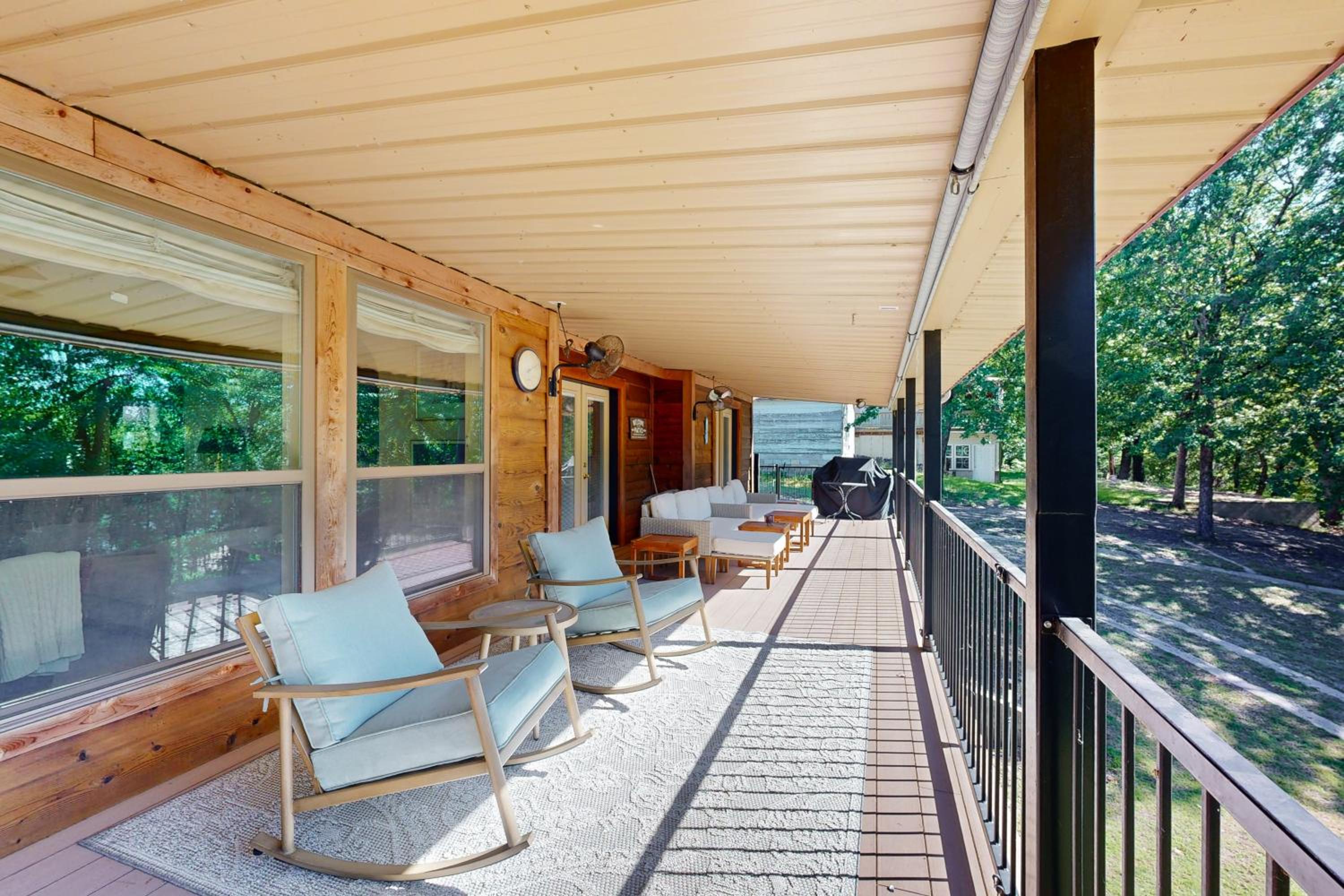 Unwind By the Water! Family Lake House in Eufala