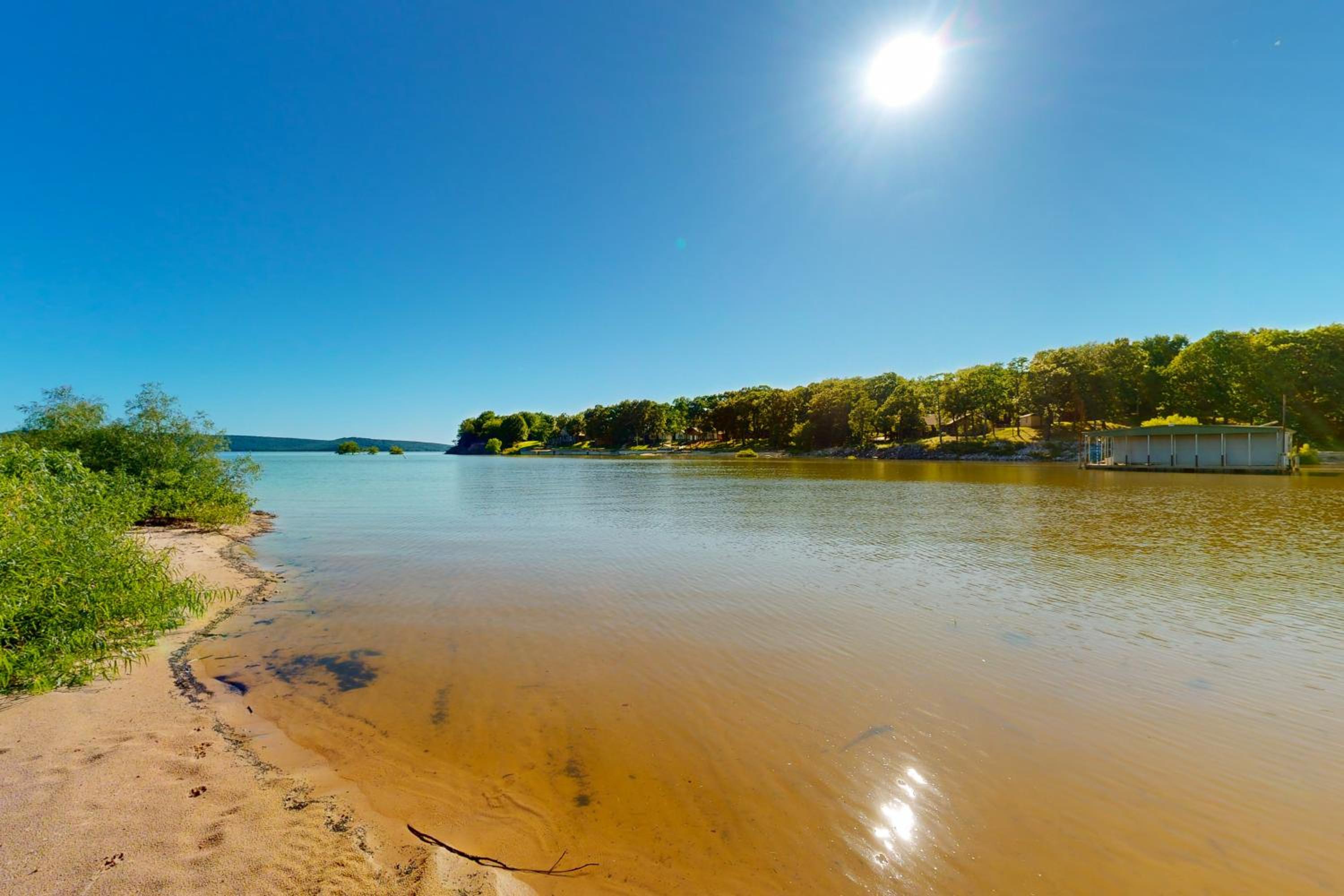 Unwind By the Water! Family Lake House in Eufala