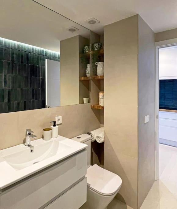 Stylish Modern Apt Unbeatable Location