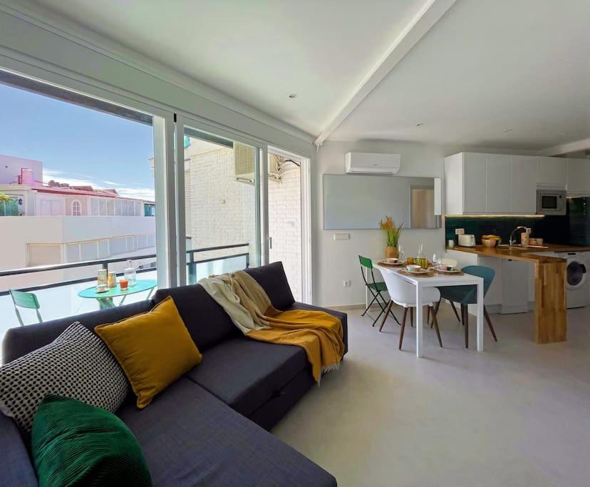 Stylish Modern Apt Unbeatable Location