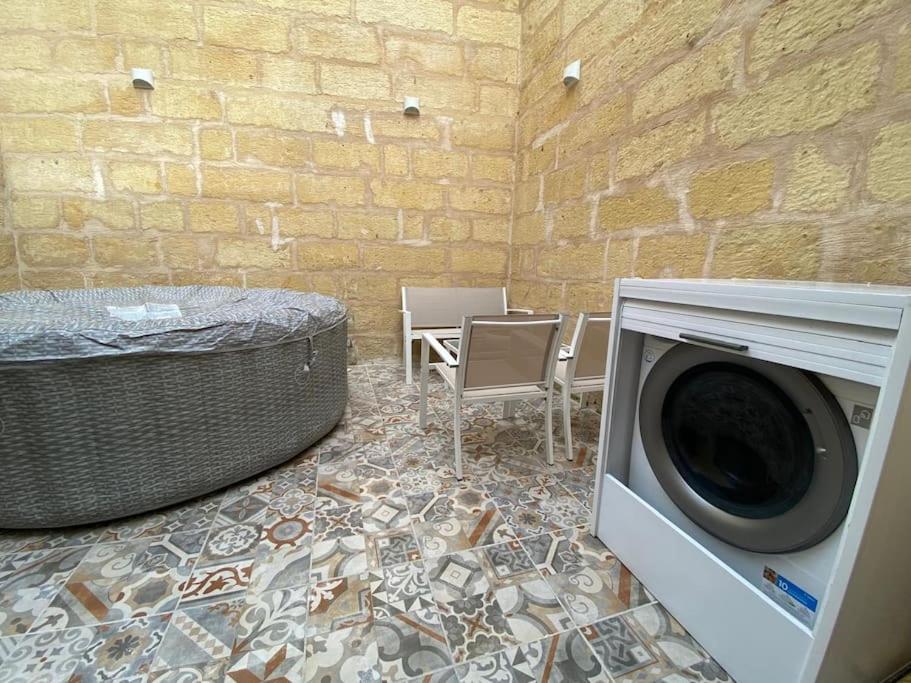 Cosy Cupids Hideout Hot Tub and BBQ - 4km away from airport photo 5
