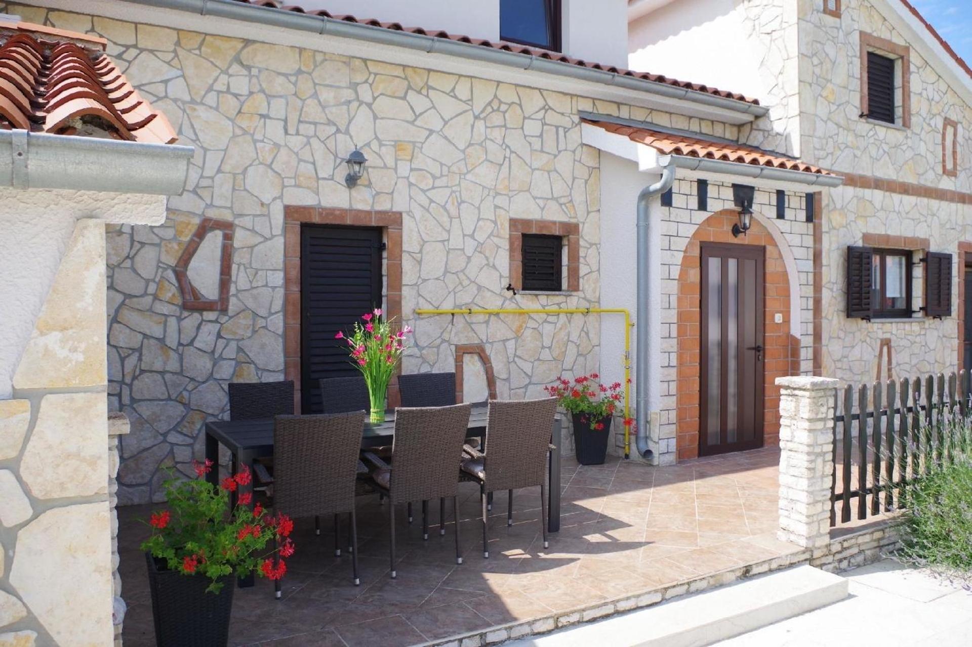 Geräumiges Ferienhaus mit 4 Schlafzimmern und privatem Pool view 2