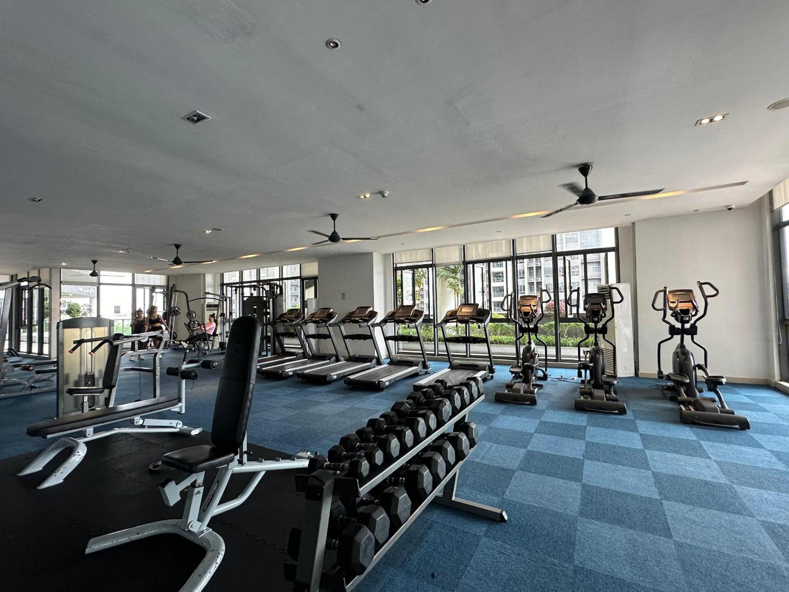 R&F 2 Bedroom 4 Pax High Floor Netflix WiFi