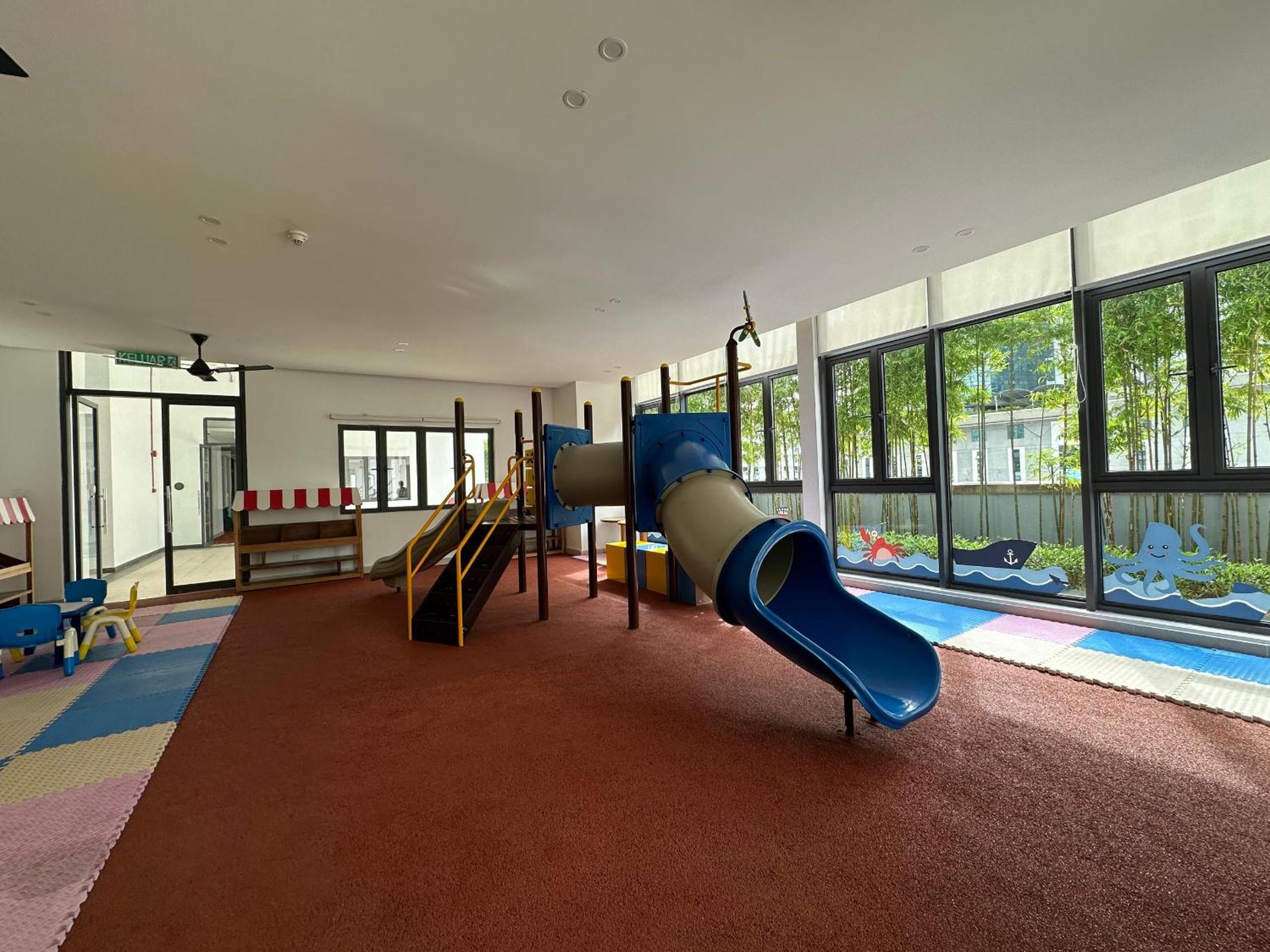 R&F 2 Bedroom 4 Pax High Floor Netflix WiFi