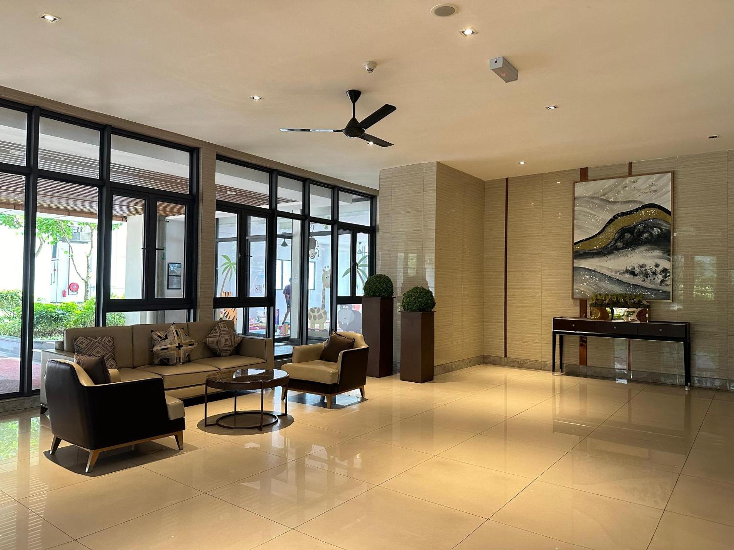 R&F 2 Bedroom 4 Pax High Floor Netflix WiFi