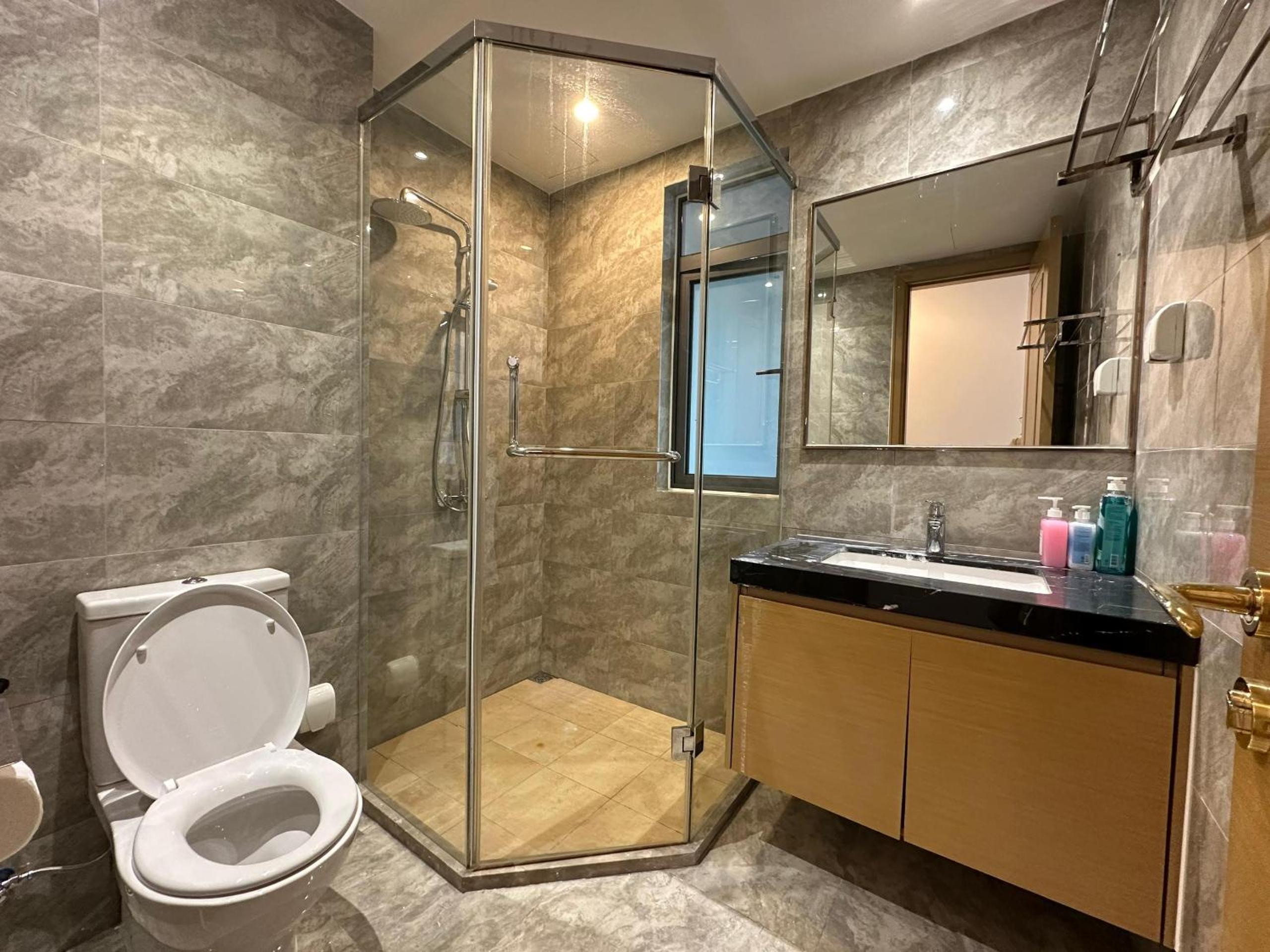 R&F 2 Bedroom 4 Pax High Floor Netflix WiFi