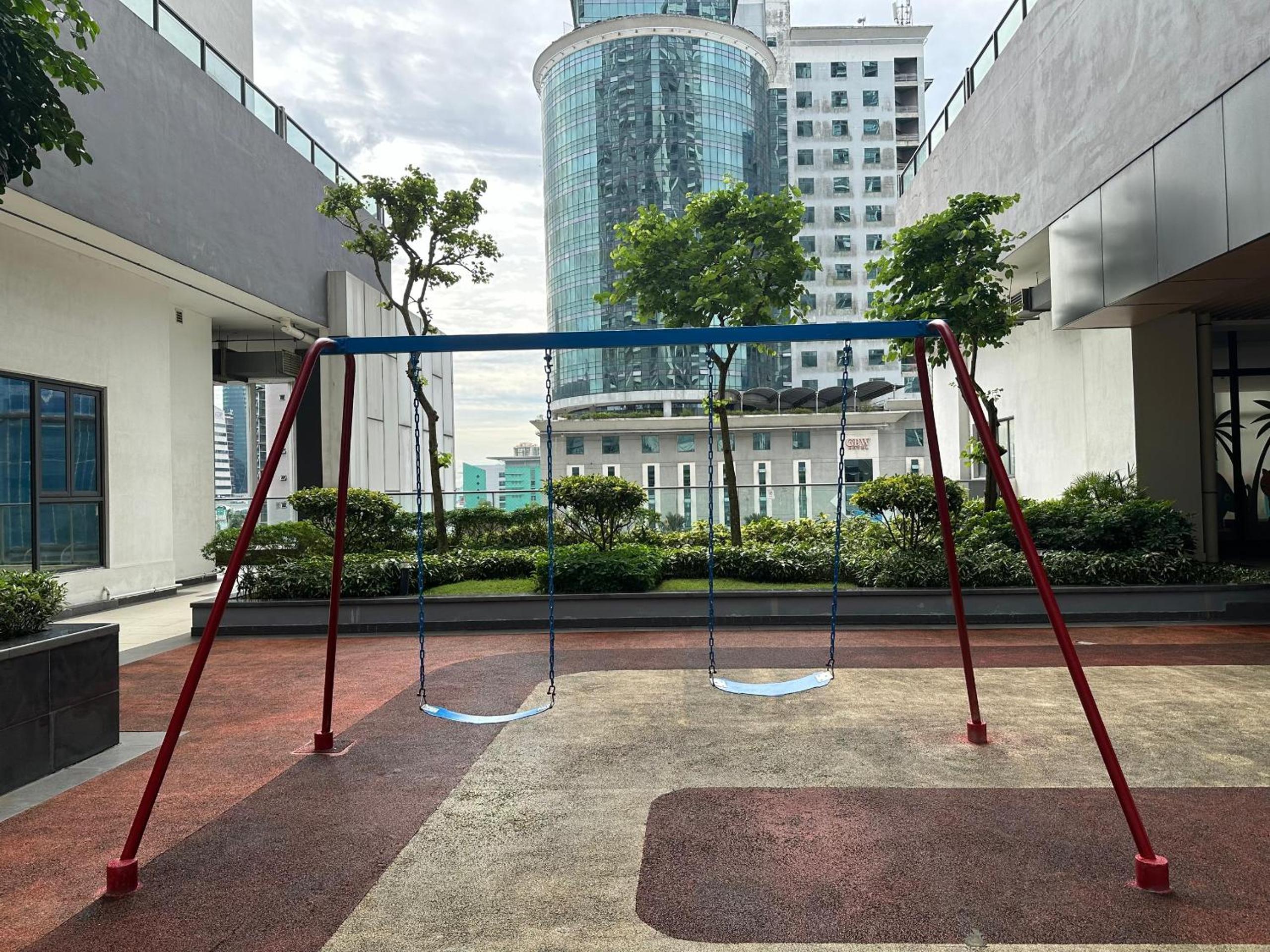 R&F 2 Bedroom 4 Pax High Floor Netflix WiFi