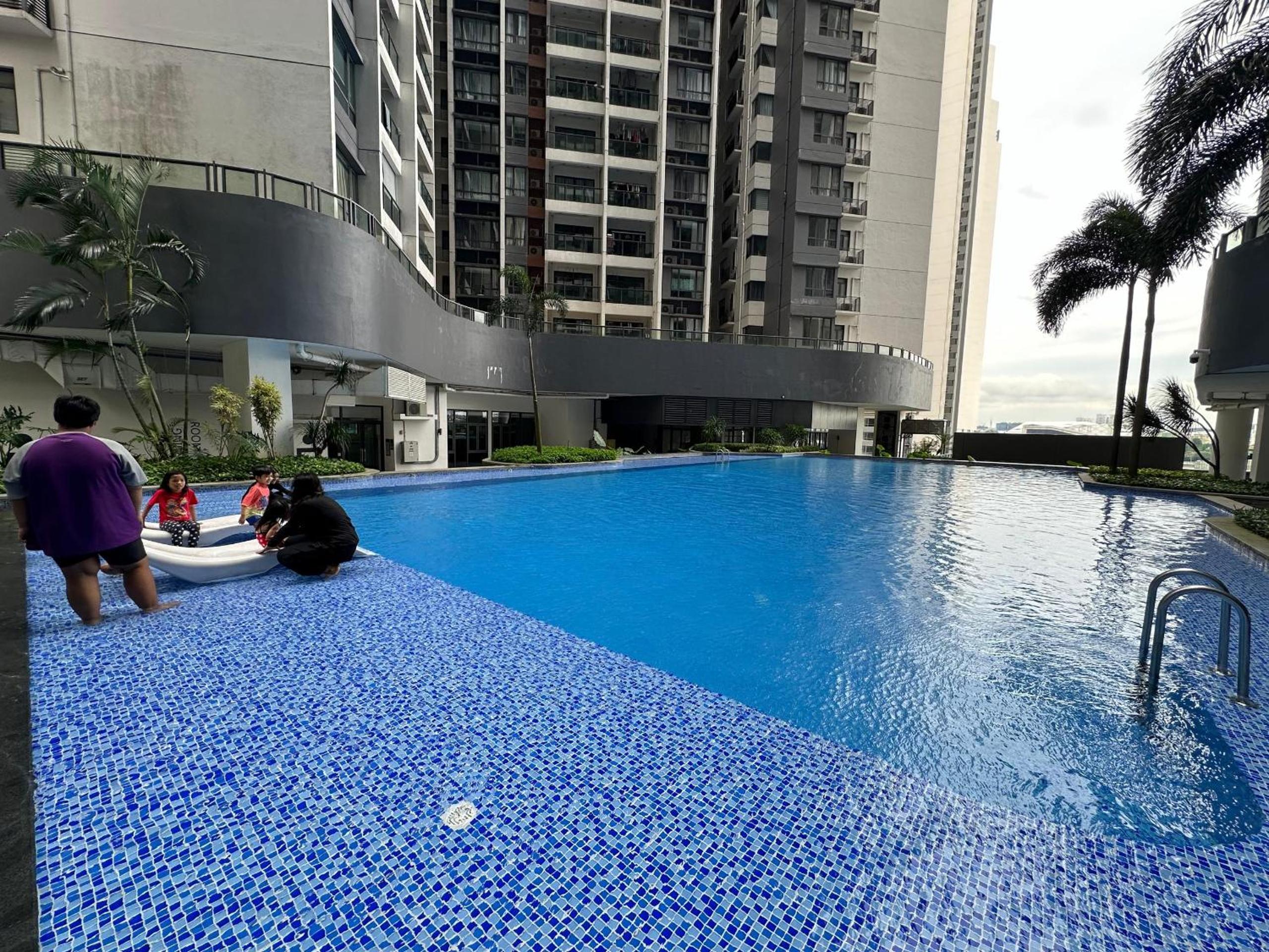 R&F 2 Bedroom 4 Pax High Floor Netflix WiFi