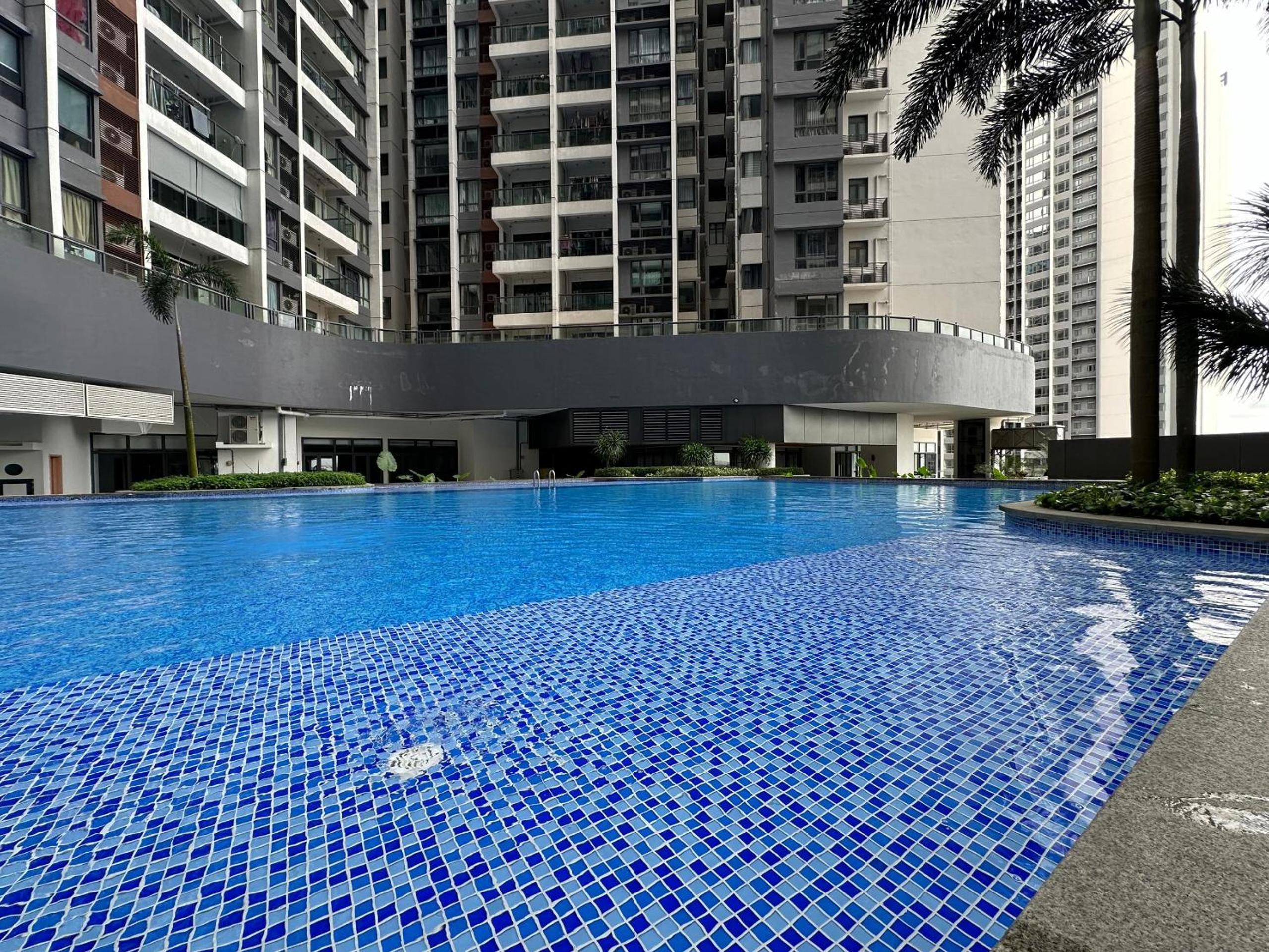 R&F 2 Bedroom 4 Pax High Floor Netflix WiFi
