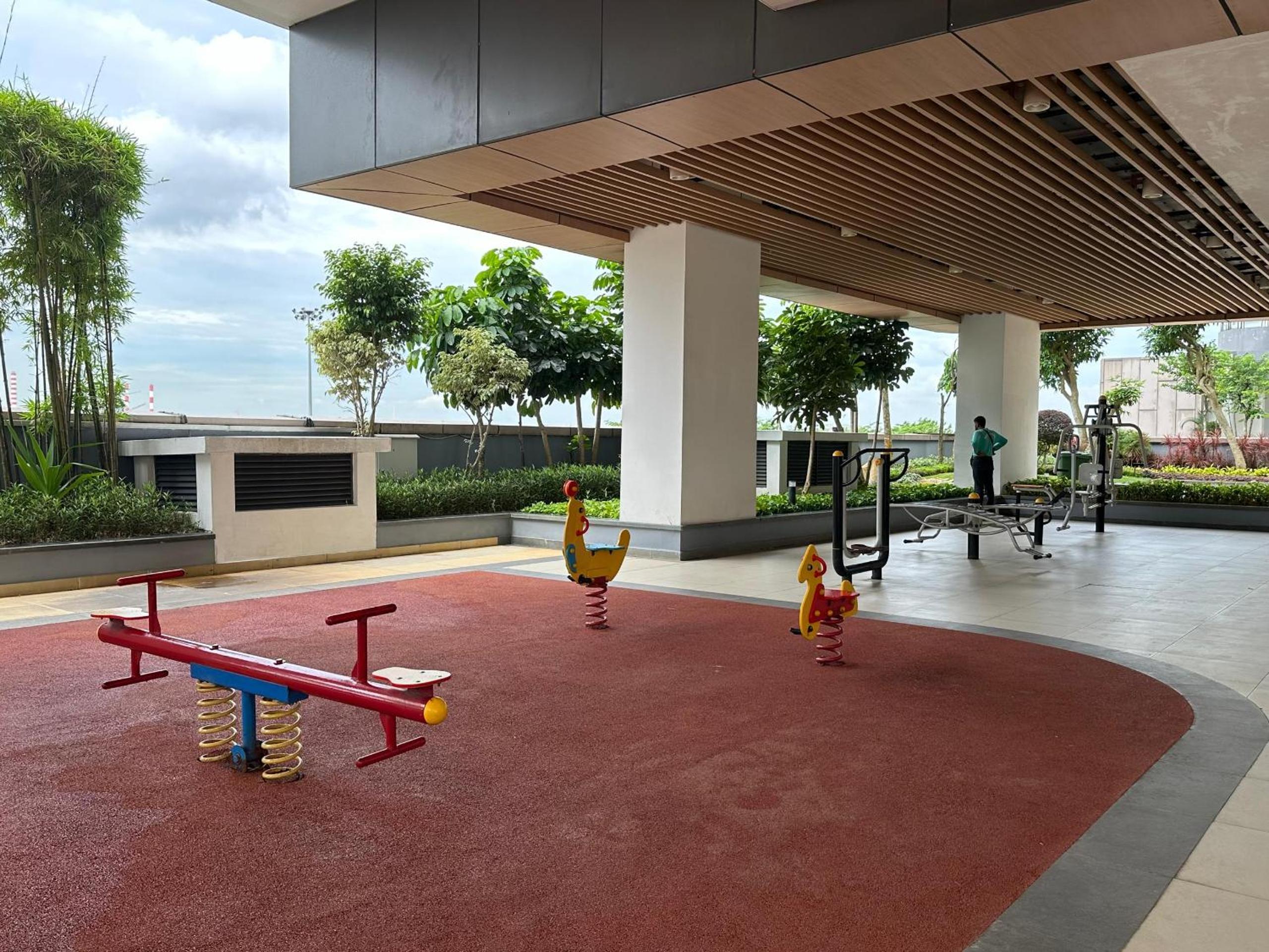 R&F 2 Bedroom 4 Pax High Floor Netflix WiFi