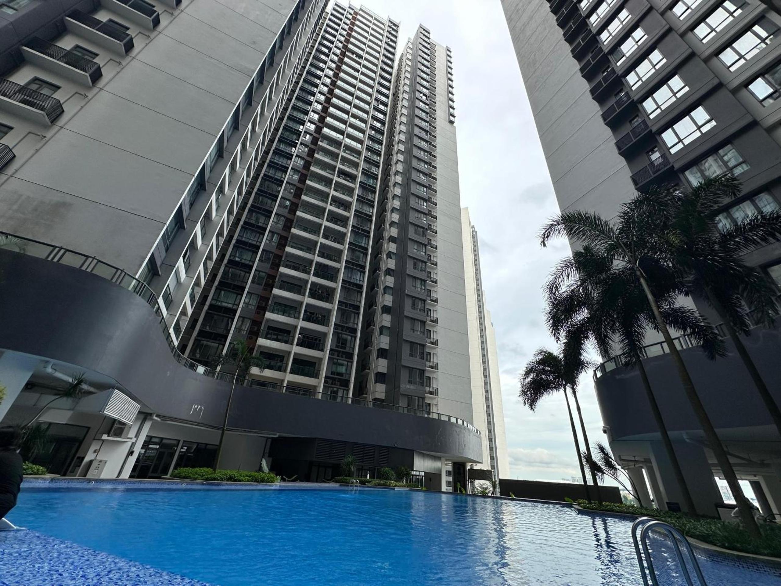 R&F 2 Bedroom 4 Pax High Floor Netflix WiFi