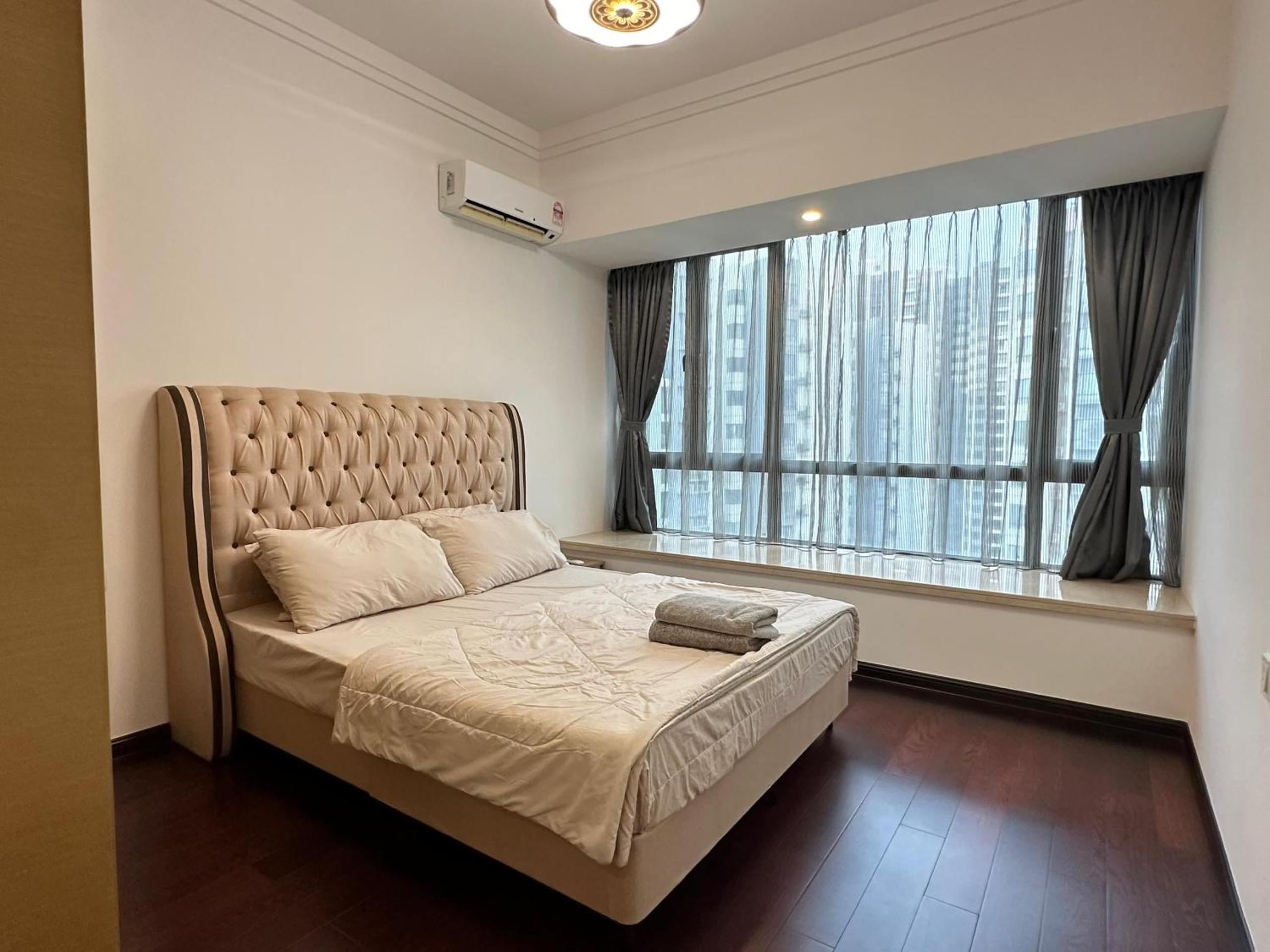 R&F 2 Bedroom 4 Pax High Floor Netflix WiFi