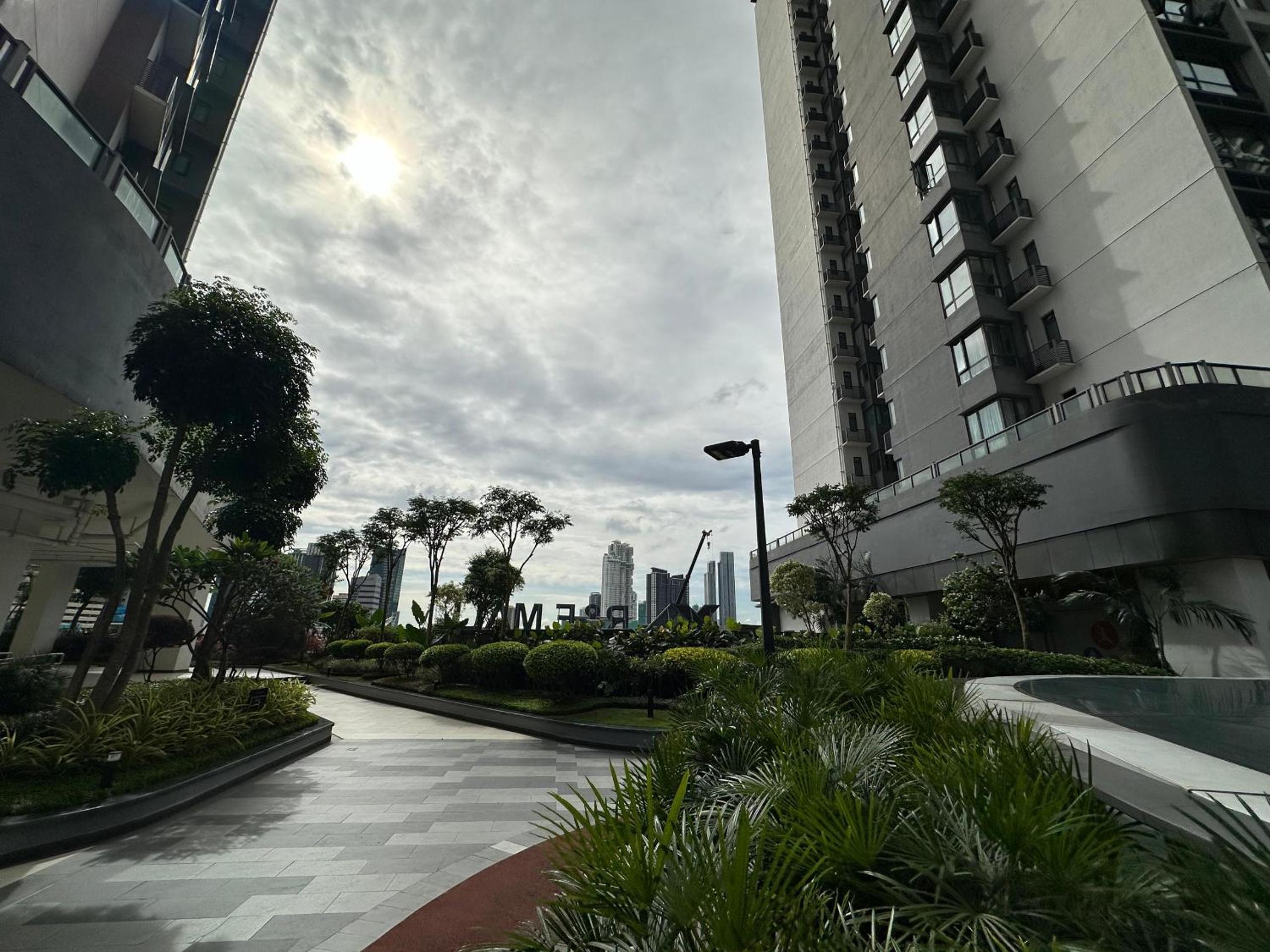 R&F 2 Bedroom 4 Pax High Floor Netflix WiFi