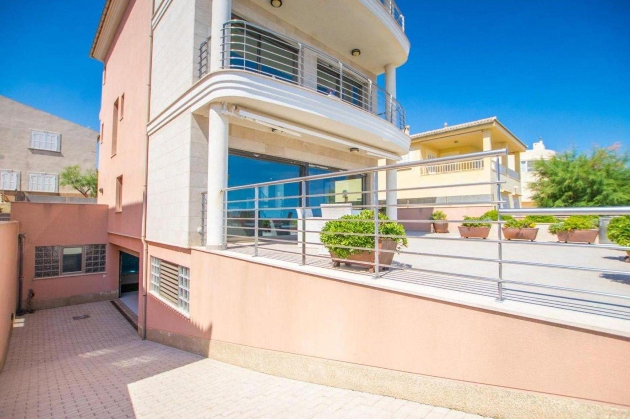 Luxus-Villa direkt am Meer mit Hallenbad