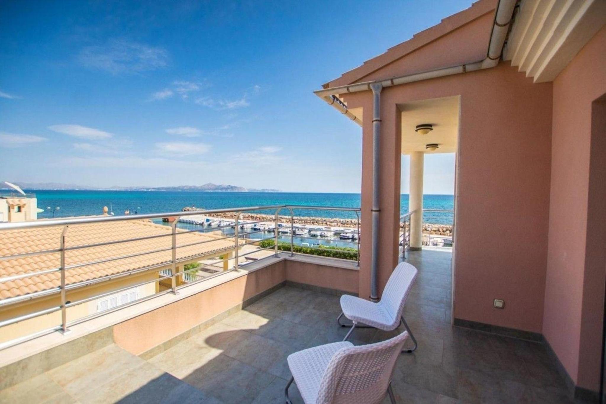 Luxus-Villa direkt am Meer mit Hallenbad