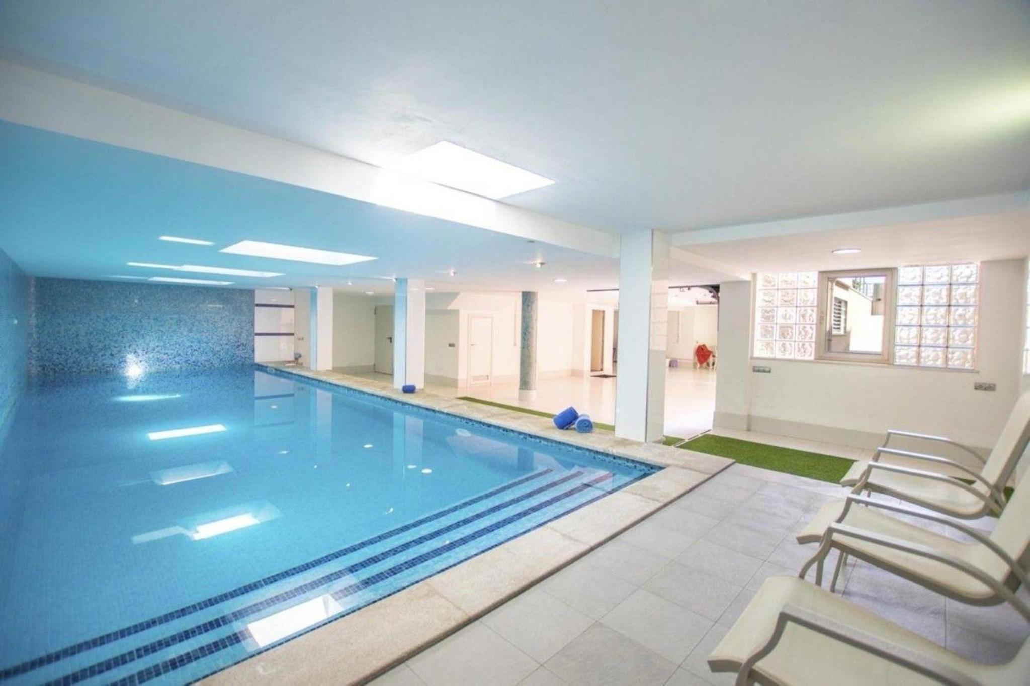 Luxus-Villa direkt am Meer mit Hallenbad