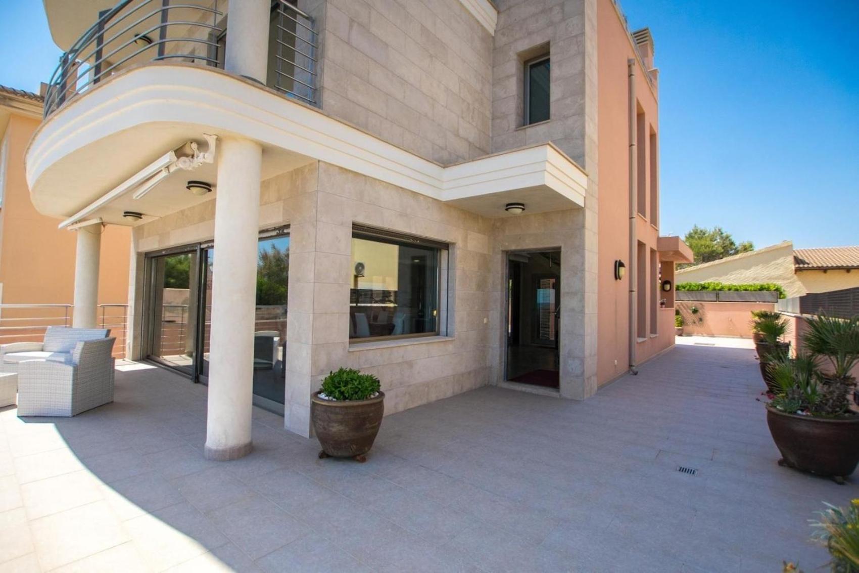 Luxus-Villa direkt am Meer mit Hallenbad