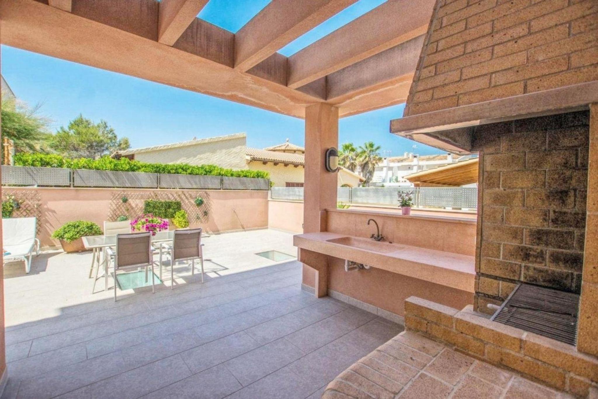 Luxus-Villa direkt am Meer mit Hallenbad