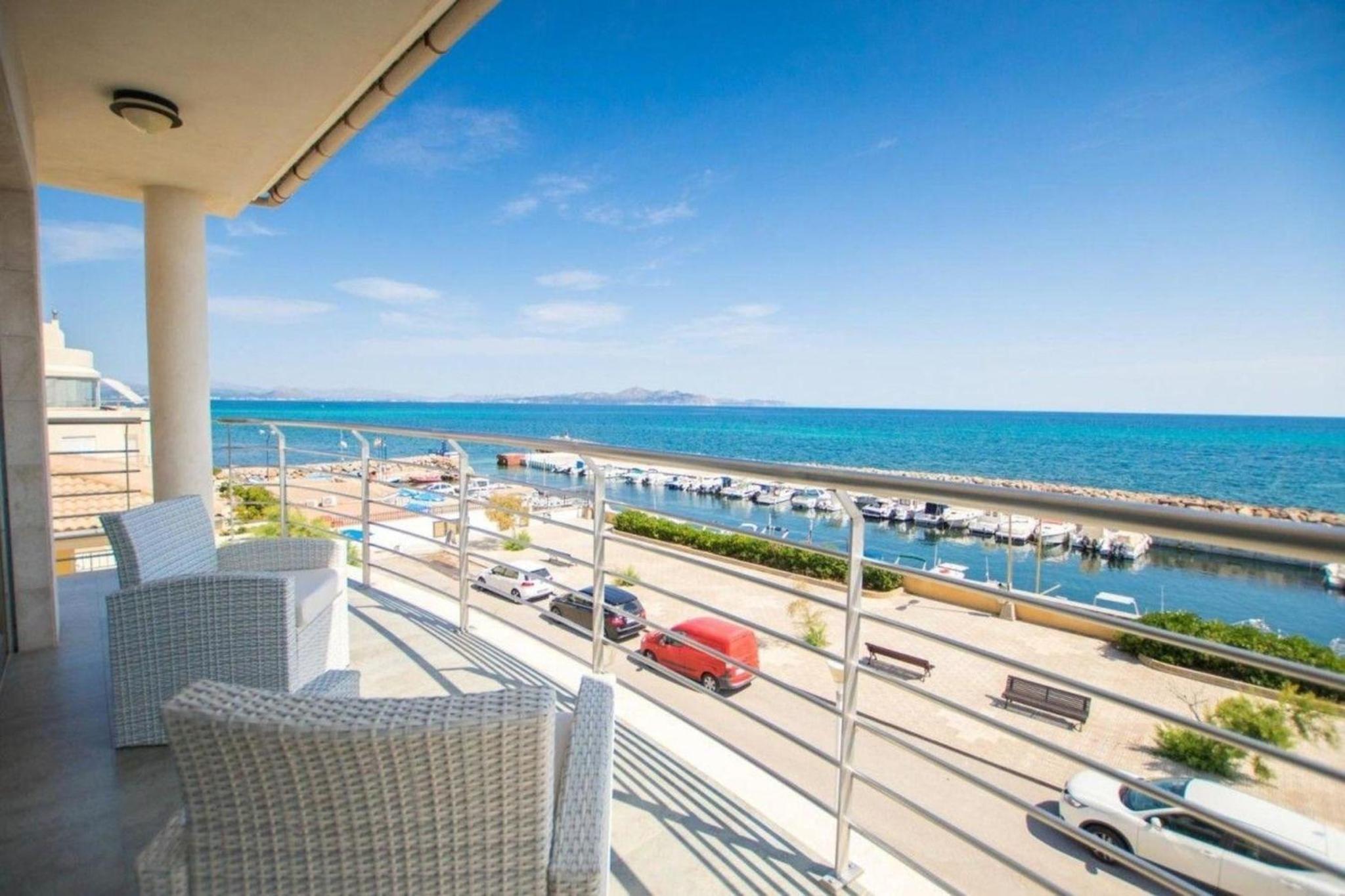 Luxus-Villa direkt am Meer mit Hallenbad