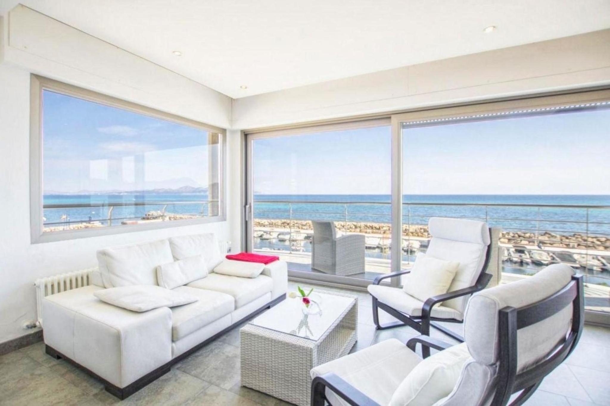 Luxus-Villa direkt am Meer mit Hallenbad