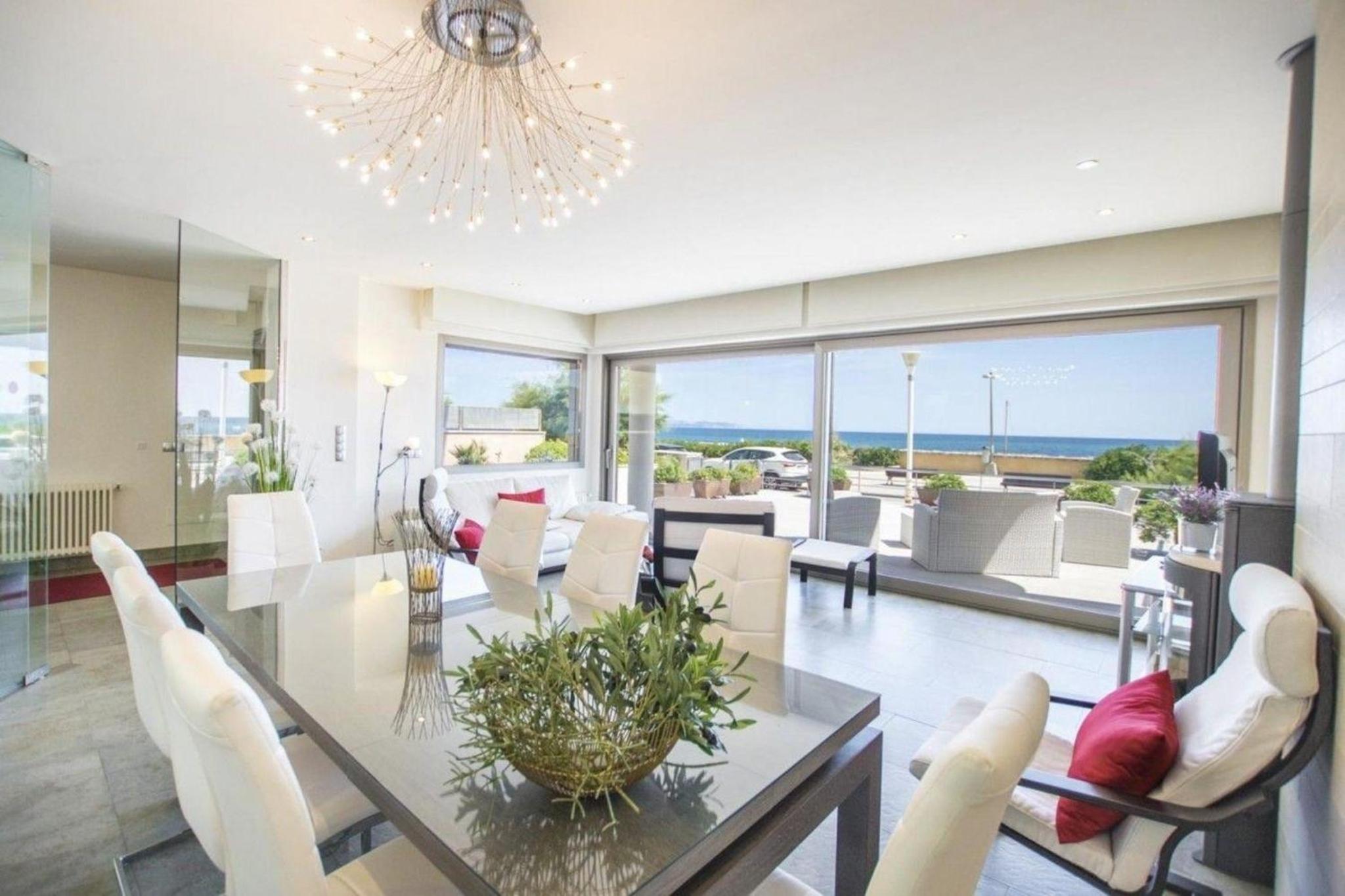 Luxus-Villa direkt am Meer mit Hallenbad