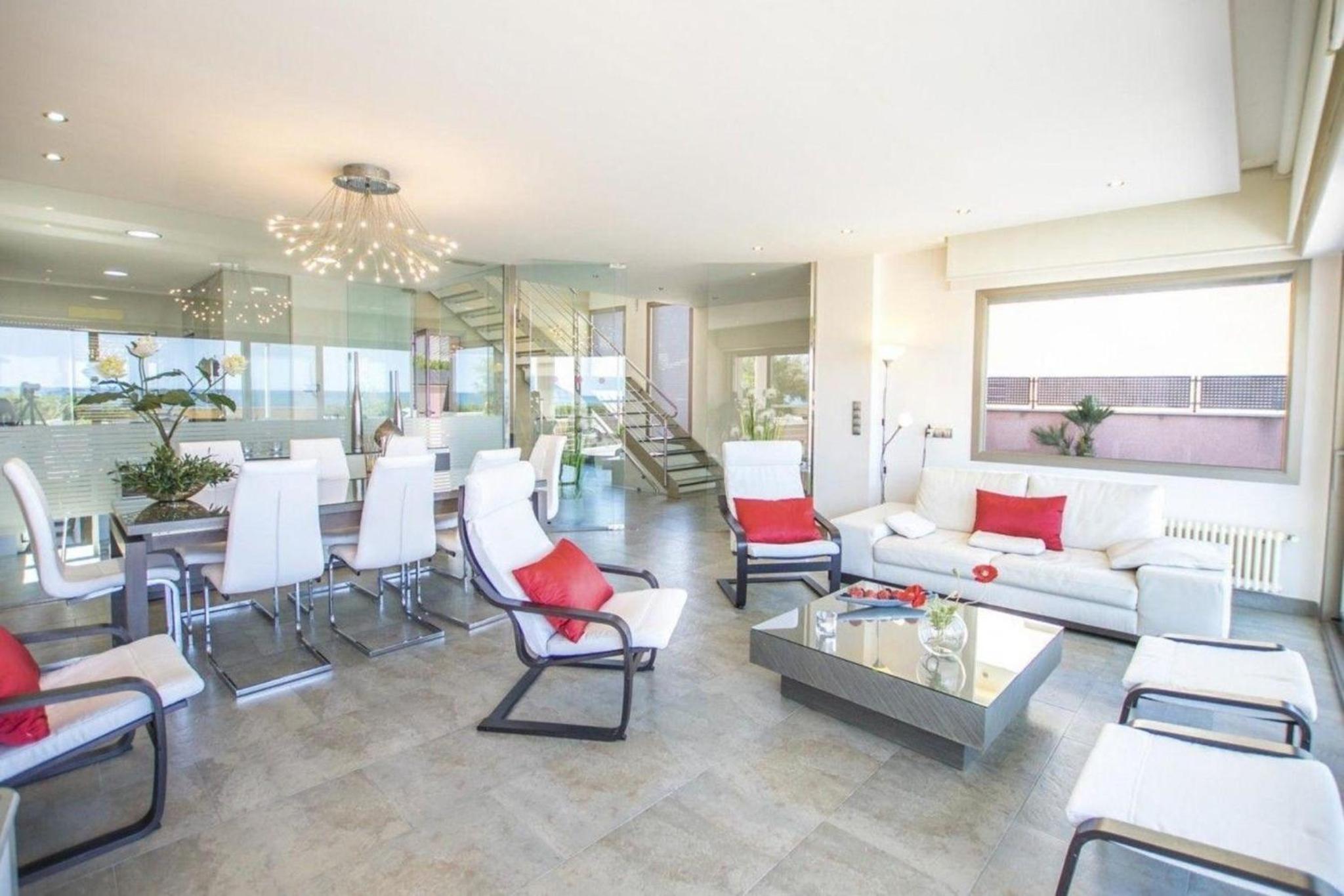 Luxus-Villa direkt am Meer mit Hallenbad