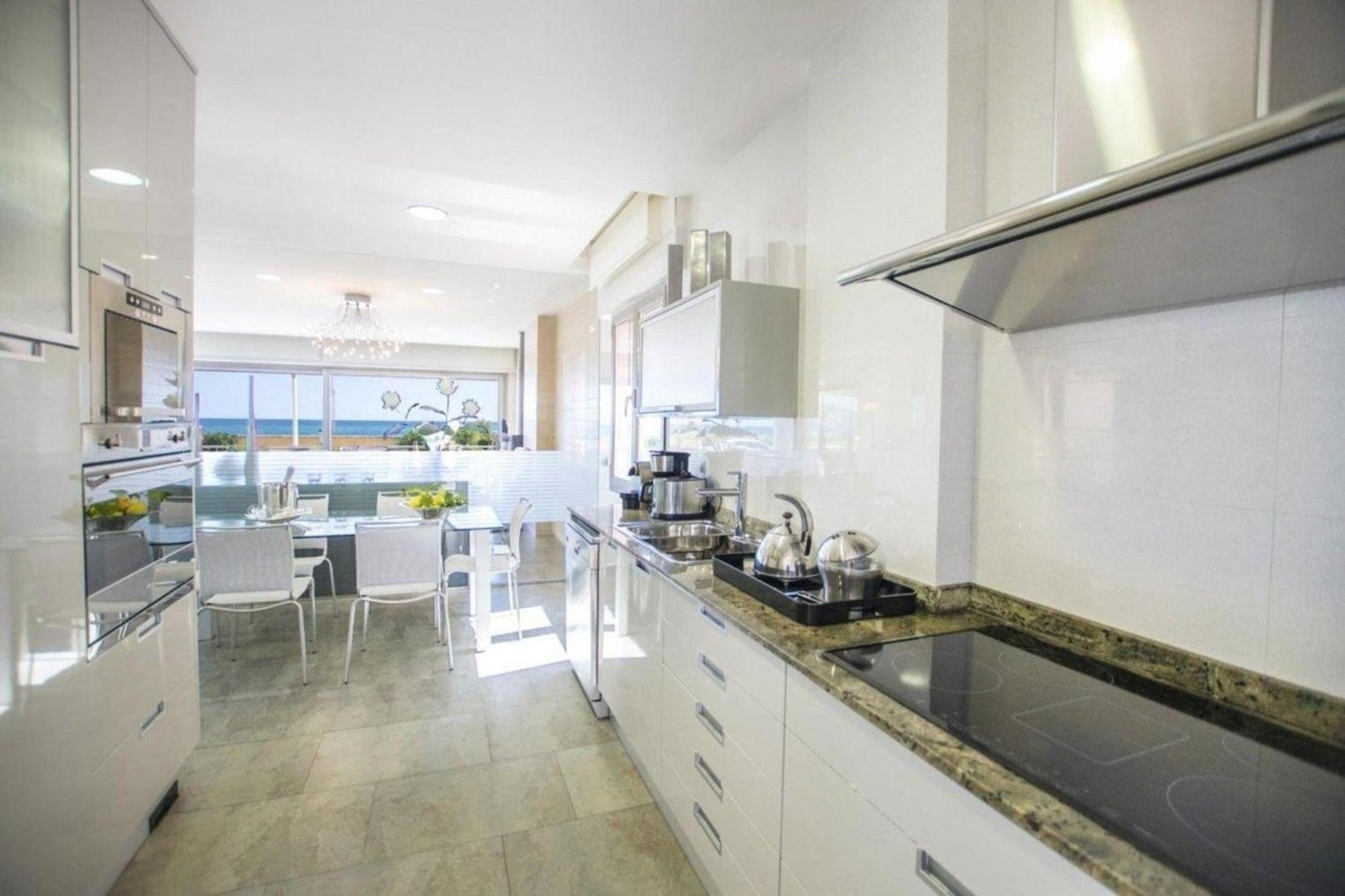 Luxus-Villa direkt am Meer mit Hallenbad
