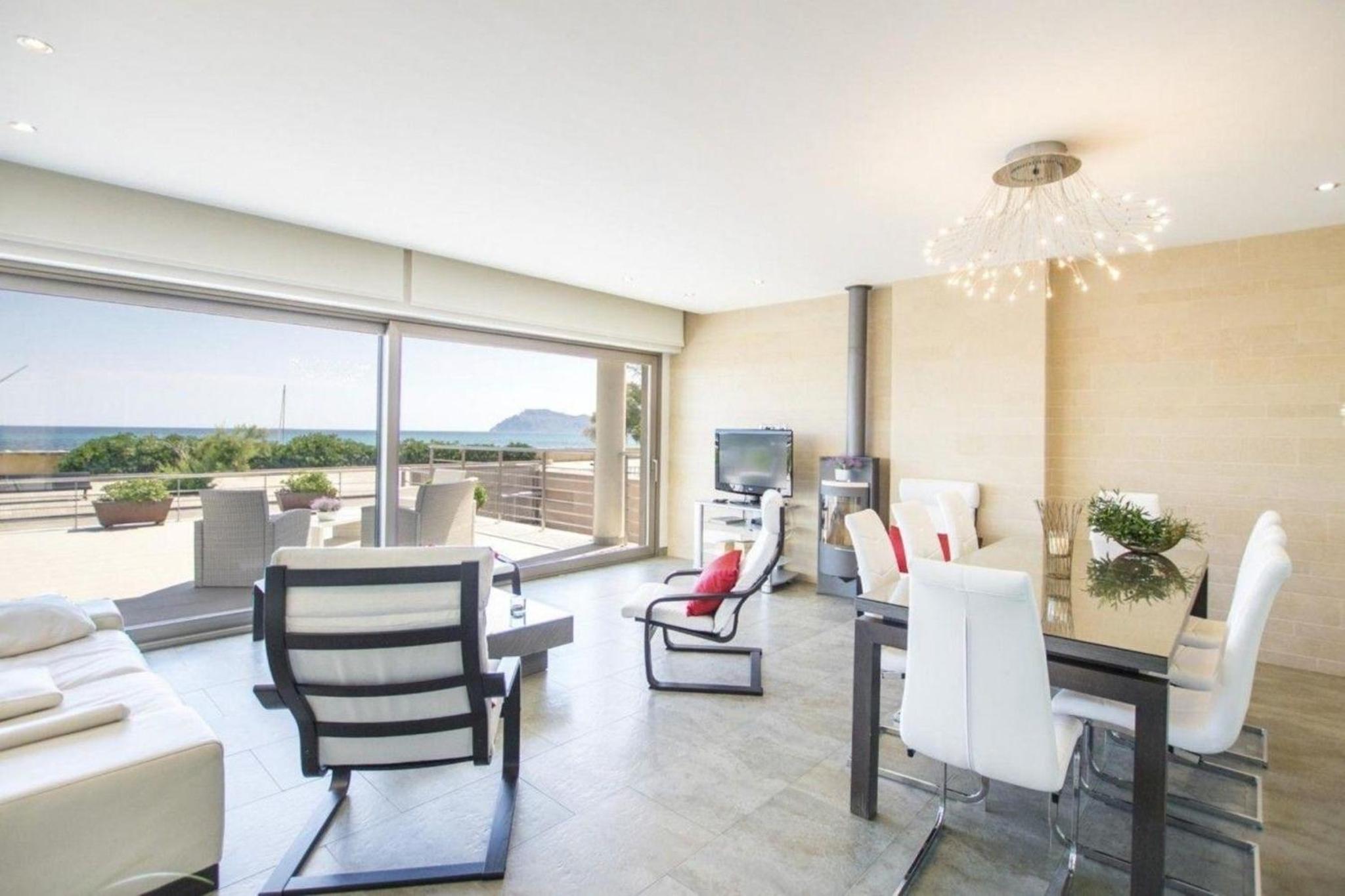 Luxus-Villa direkt am Meer mit Hallenbad