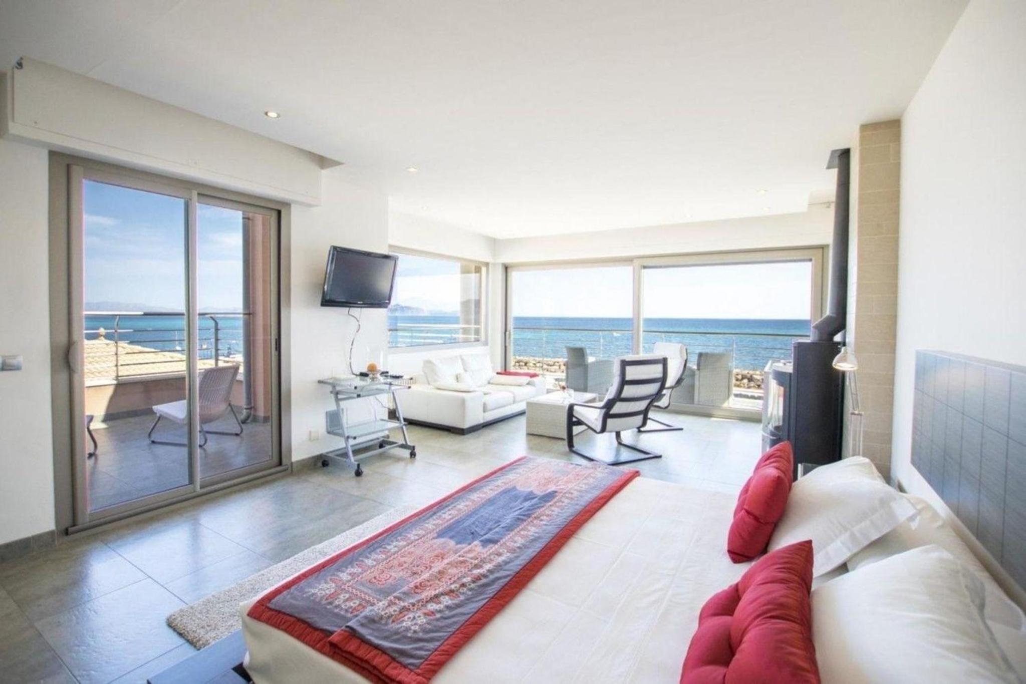 Luxus-Villa direkt am Meer mit Hallenbad