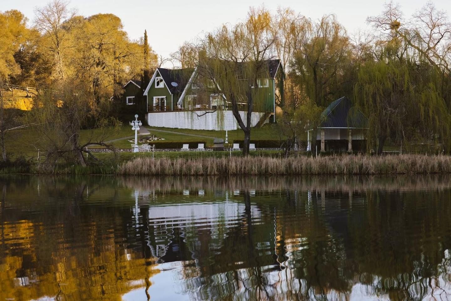 Grass Valley Vacations - Lakefront Cottage At Lakewood - Property Image 1