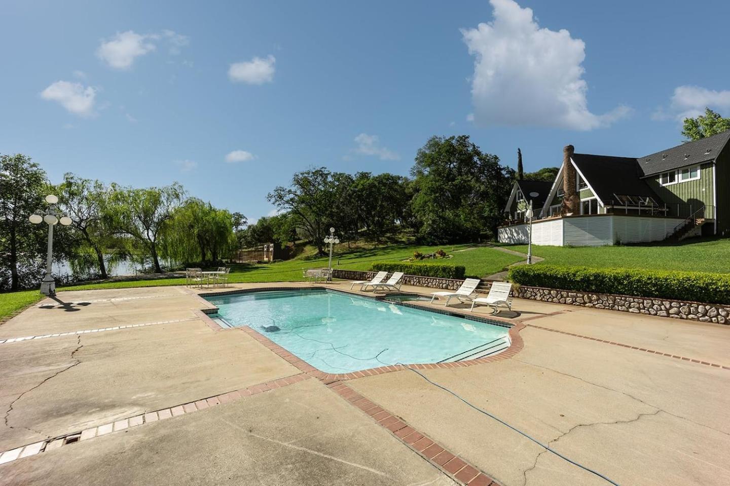 Lakefront Cottage at Lakewood