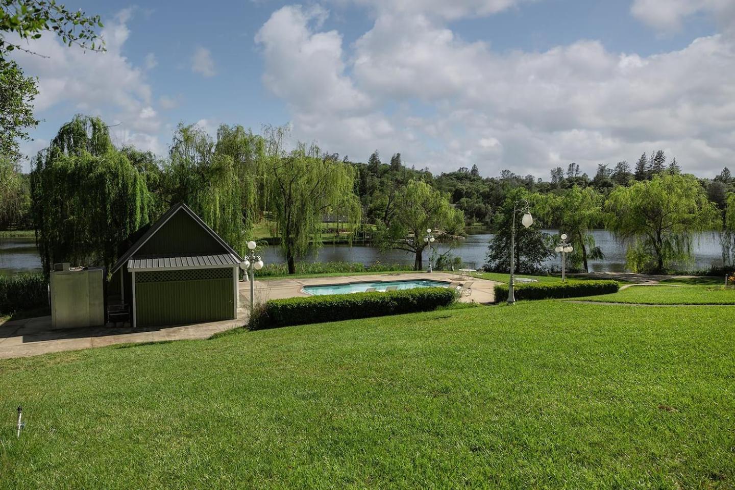 Lakefront Cottage at Lakewood