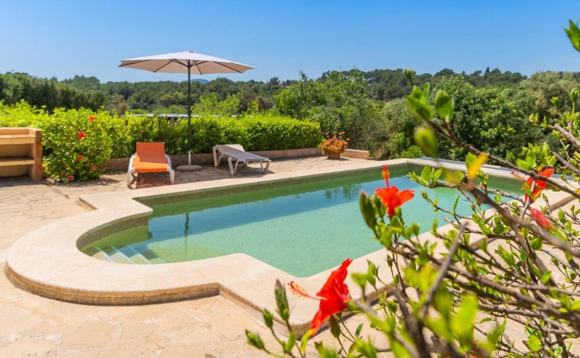 Haus mit Pool, beheizt durch Sonnenkollektoren