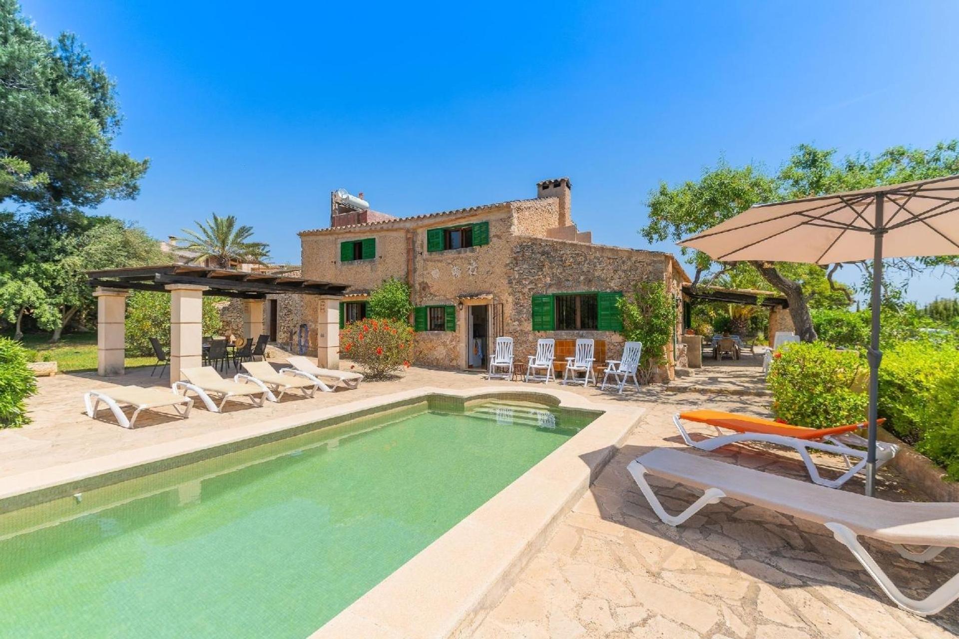 Haus mit Pool, beheizt durch Sonnenkollektoren